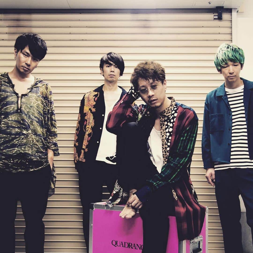 宇野剛史のインスタグラム：「QUADRANGLEにGt「DELA」(ex STOROBOY/BAVYMAISON)が加入してくれたよ〜ギター🎸」