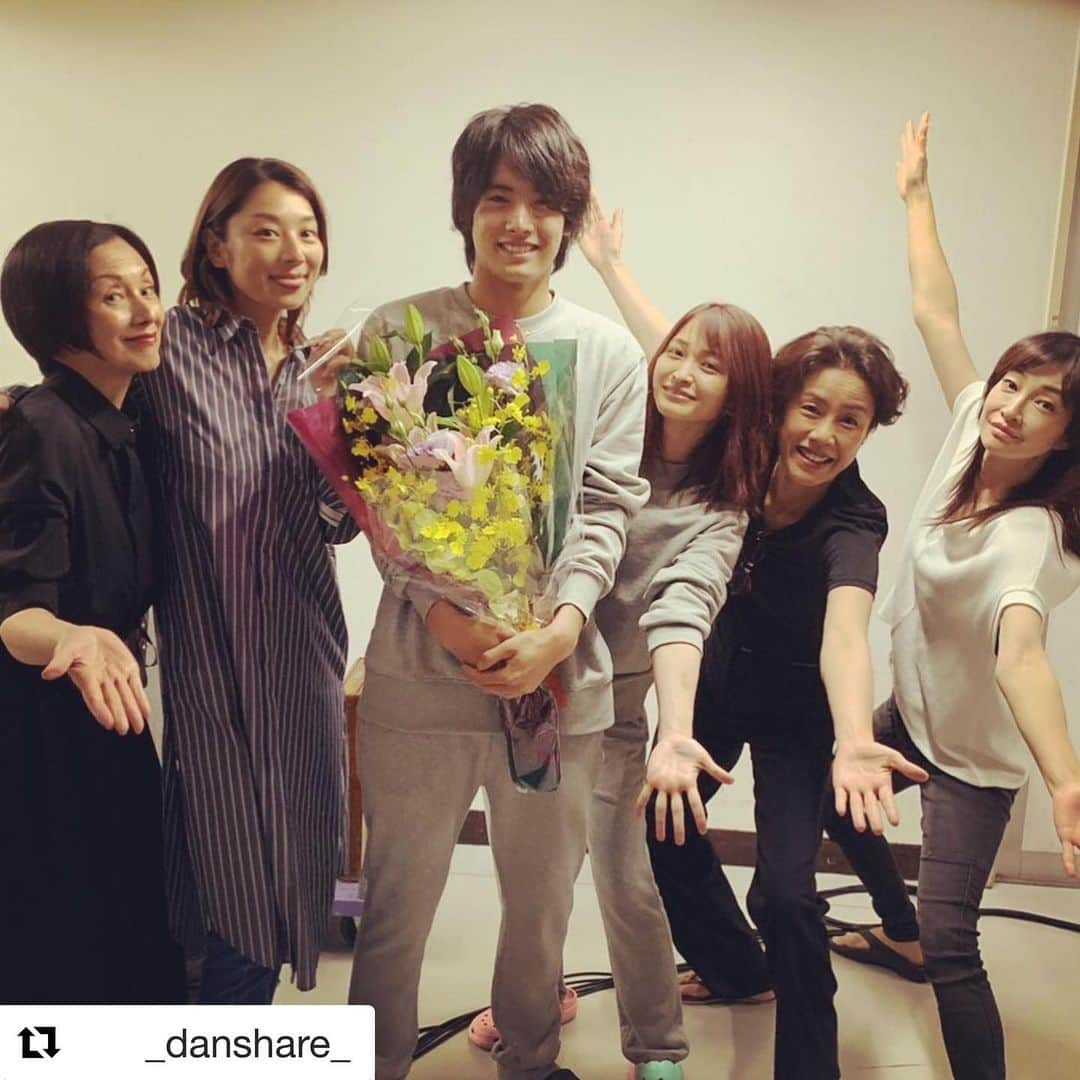 赤楚衛二さんのインスタグラム写真 - (赤楚衛二Instagram)「#Repost @_danshare_ with @get_repost 本当に、本当に、素敵な方々でした。 ご一緒させて頂けて光栄です。 またご一緒出来るよう頑張らねば。 ・・・ #わたし旦那をシェアしてた 最終回まで３日😭  クランクアップシリーズ！✨ 松田秀明役 #赤楚衛二 さん、女性陣に囲まれて😆 涙のクランクアップでした😭✨ 最終回は9月5日(木)24:29！ 30分遅いですが…#木曜日も夜ふかし、お願いします🙇‍♀️ #わたし旦那をシェアしてた #小池栄子 #りょう #岡本玲 #赤楚衛二 #黒木啓司 #渡辺真起子 #平山浩行 #夏木マリ #ヒルクライム #事実愛 #ytv #木曜ドラマF #ドラマ #マンゴー体操 #木曜日も夜ふかし #旦シェア 💍9月5日(木)24:29〜最終回放送！9話無料見逃し配信はTVer・ytvMyDo!💍」9月3日 22時59分 - akasoeiji