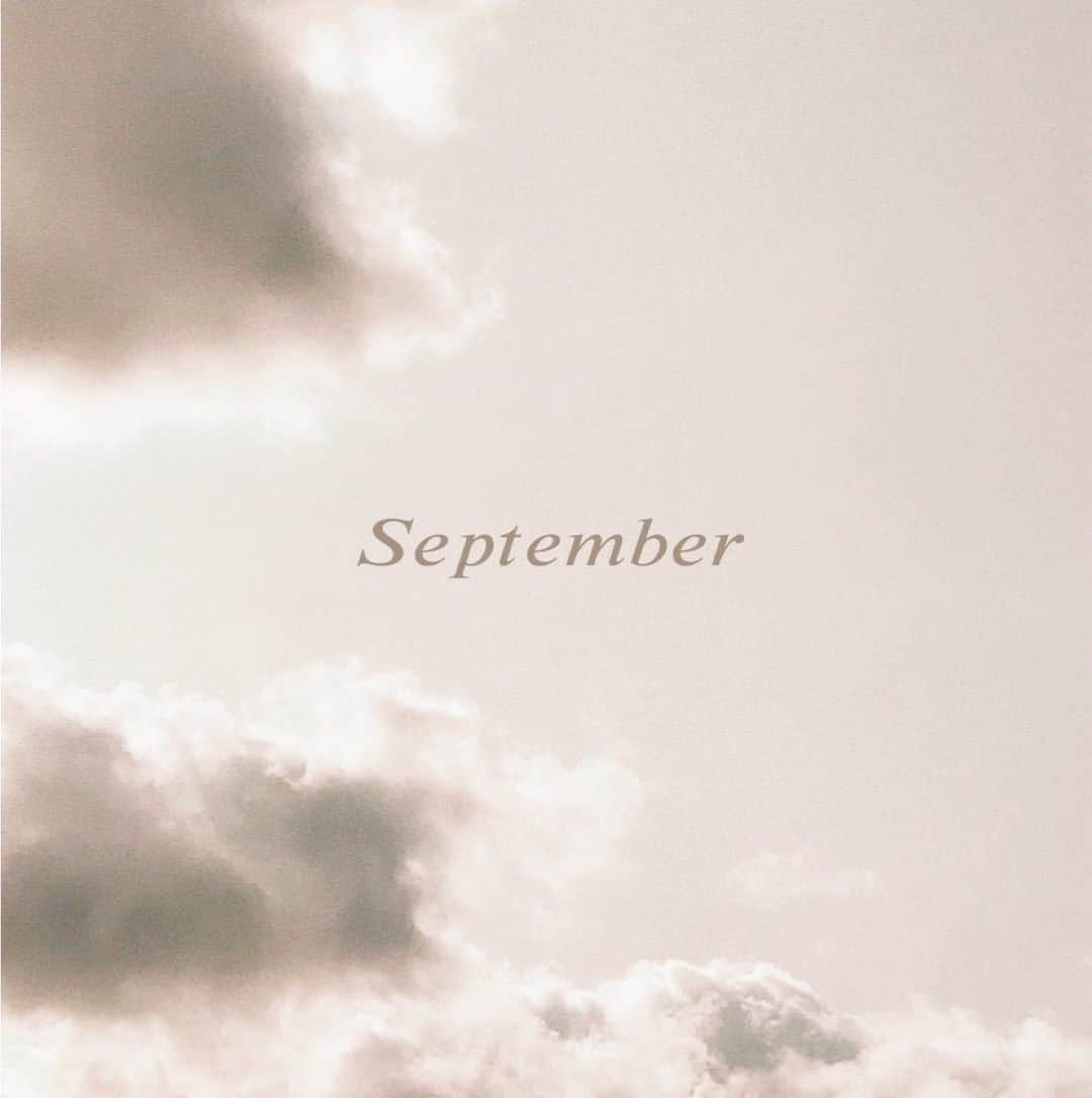 菅谷梨沙子さんのインスタグラム写真 - (菅谷梨沙子Instagram)「𝑆𝑒𝑝𝑡𝑒𝑚𝑏𝑒𝑟 🌾 . 気がつけば9月3日 まだまだ暑い日は続きますが、夜静かになると蝉ではなく鈴虫が鳴いているので、着々と秋に近づいているんだなぁっと思います。 1年のうちで季節は秋が1番好きなので、秋冬はどんな服を着ようかな〜っと妄想しながらもっと涼しくなるのを楽しみに過ごそう〜っと。💭」9月3日 22時59分 - risako_sugaya