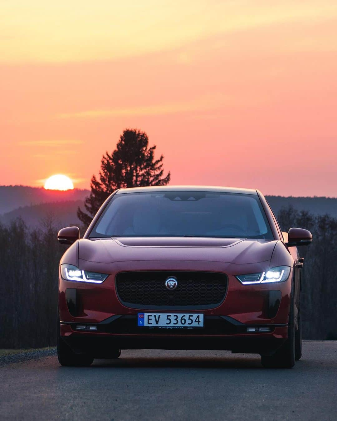 Jaguarさんのインスタグラム写真 - (JaguarInstagram)「The golden hour. 📷: @IAmNordic.  #Jaguar #IPACE #Electric #EV #Luxury #Premium #Performance #SUV #AWD #ElectricCars #CarsofInstagram #Regram #Telemark #Norway」9月3日 23時05分 - jaguar