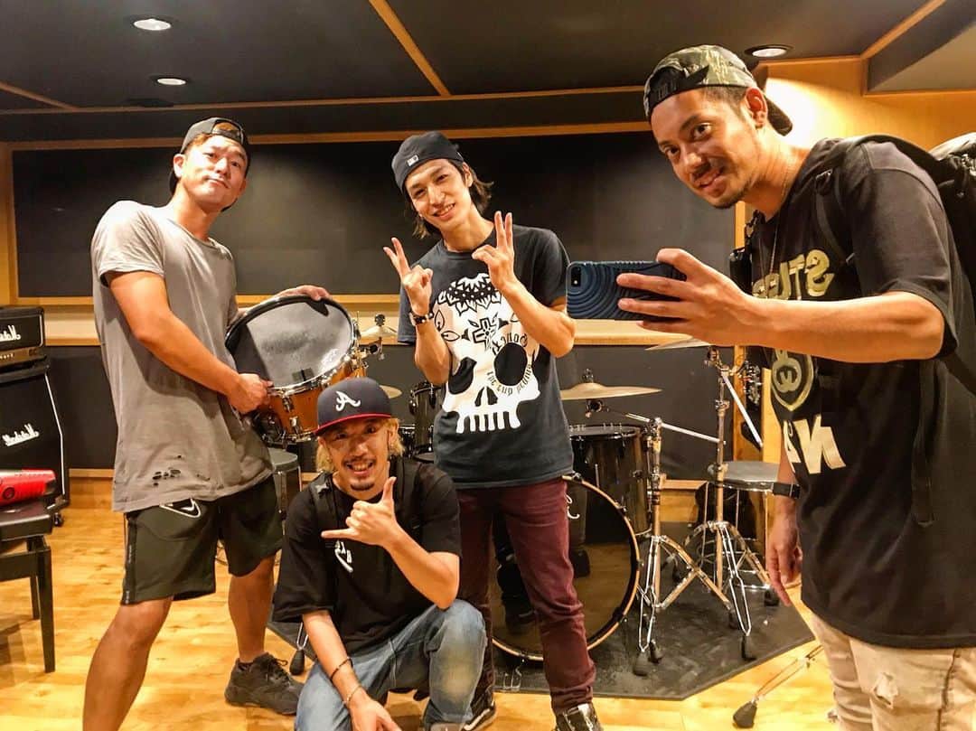 のインスタグラム：「S.T.U.Wリハーサル終了！！ 楽しみが増していく！！ まだまだやること盛り沢山だけど、最後まで良いもの見せれるよう、皆に楽しんでもらえるよう、バシっとやってやるぜ！！ ソロの曲もバッチリ聞いてきてね！！ ↓ダウンロードはコチラ↓ https://rookiezvo.stores.jp  よろしく名古屋、柏！！ #stuw #rookiezispunkd #spyair #studio #nagoya #kashiwa #名古屋 #柏 #band #live」