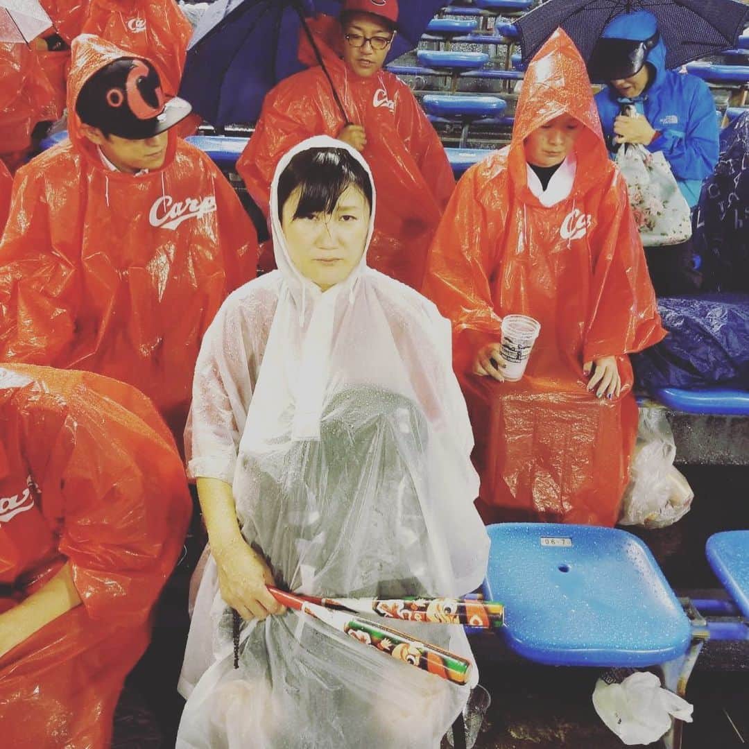 イーちゃんのインスタグラム：「雨で中断中 #カープ #神宮球場」