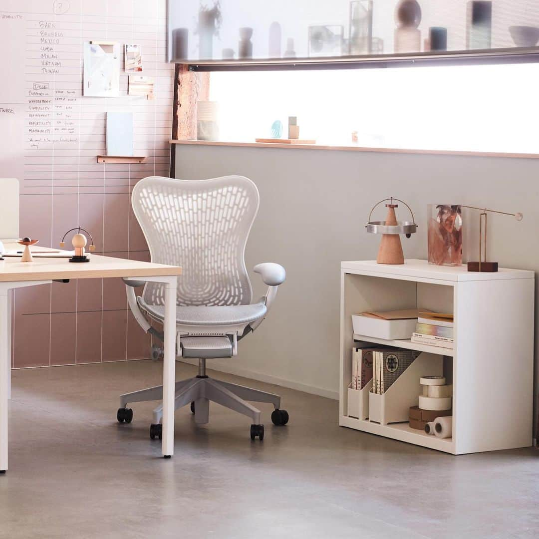 Herman Miller （ハーマンミラー）さんのインスタグラム写真 - (Herman Miller （ハーマンミラー）Instagram)「Today’s the very last day to save 15% and get free shipping on all problem-solving work designs. From desks to world-class ergonomic seeating to organizational accessories, we’ve got you covered.  Sale available in the U.S. and Canada only.」9月3日 23時17分 - hermanmiller