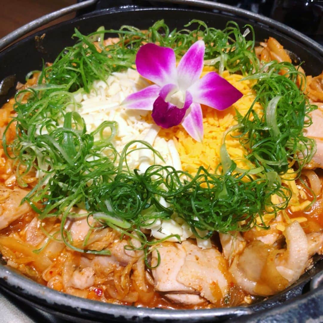 世手子さんのインスタグラム写真 - (世手子Instagram)「cheese dak galbi at Shimbashi Manhattan Grill(*☻-☻*) I ate its with a famous Japanese voice actor and a world-famous singer(*´○`)o¶♪ Its Chibi Maruko-chan,Castle in the Sky, My Neighbor Totoro and Kiki’s Delivery Service꒰*✪௰✪ૢ꒱ Everyboay,wow!!good comments thanks(*´▽｀)ﾉﾉ https://item.woomy.me/c/61225 @manhattangrill_snbs #マンハッタングリル新橋店 へアニメ #ちびまる子ちゃん の #ブー太郎 の声優 #永澤菜教 さん #ジブリソング でお馴染みの #となりのトトロ #天空の城ラピュタ #魔女の宅急便 代表作の #世界的歌手 の #井上あずみ さん  愛娘の ゆーゆちゃん と #チーズタッカルビ で #旭川ライブ #遠軽町 ライブの東京打ち上げしました٩(๑❛ᴗ❛๑)۶ 個室で和気藹々っっ 豪華 #日本のアニメ が #新橋グルメ に集結っっw 季節の前菜は #砂肝のコンフィ 塩ゆで枝豆	 和風サラダ	 #鹿児島県枕崎産 ぶえん鰹叩き ポテトフライ 鶏の唐揚げ えびせん 盛り合わせも素敵でした(*´-`) とろ～り！チーズタッカルビも映えでかわいいっっ 〆はリゾットうまっっ(*´ω｀*) #HobNob #cabernetsauvignon 2015も進むねーん∩^ω^∩ 新橋マンハッタングリルで検索(*⁰▿⁰*) Casting by @woomy.restaurant #chibimarukochan  #castleinthesky  #myneighbortotoro  #kikisdeliveryservice #ghiblisong」9月3日 23時10分 - rojide