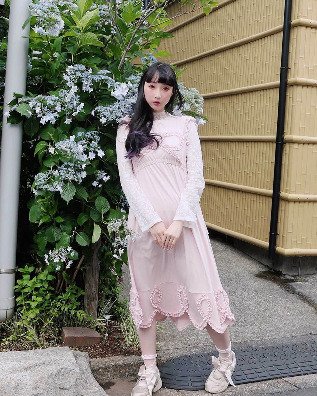 のインスタグラム：「I’m going for a more mature hair style~ haha😂 @number76_gomi  lessened the colored portion overall and did an ultrasonic hair treatment~ thank you😘💕! 全体的に髪色を黒くして大人っぽくしようとした〜笑😂 @number76_gomi が超音波トリートメントもしてくれてすごくさらさらになった〜いつもありがとう〜😘💕 . . Hair by @number76_gomi  Top: #furfur  Dress: #memuse  Socks: #tutuanna Shoes: #fenty x #puma . . . ❣️Hair maintenance and care is sponsored by @hair_salon_nalu . ❣️ @hair_salon_nalu  よりヘアメインテナンスの提供です . . 👉🏻 #rinrinootd #rinrinhair . . . #rinrindoll #japanesefashion #tokyofashion #harajukufashion #ファッション #夏 #おしゃれ #コーデ #撮影 #モデル #今日のコーデ #東京 #原宿 #tokyo #japan #ヘアカラー #japanesehair #japanesehairsalon #tokyohairsalon #hairsalonnalu #76style #表参道  #東京ヘアサロン」