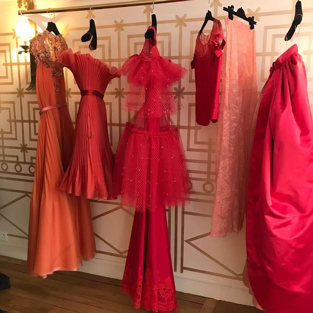 アレクシマビーユのインスタグラム：「Terra-cotta to red shades @alexismabille haute couture vibes #hautecouture #alexismabille #terracotta #red #shades #degrade #colors #happycolors #showroom #bymesure #todaymood #moodoftheday #craftmanship #delicacy」