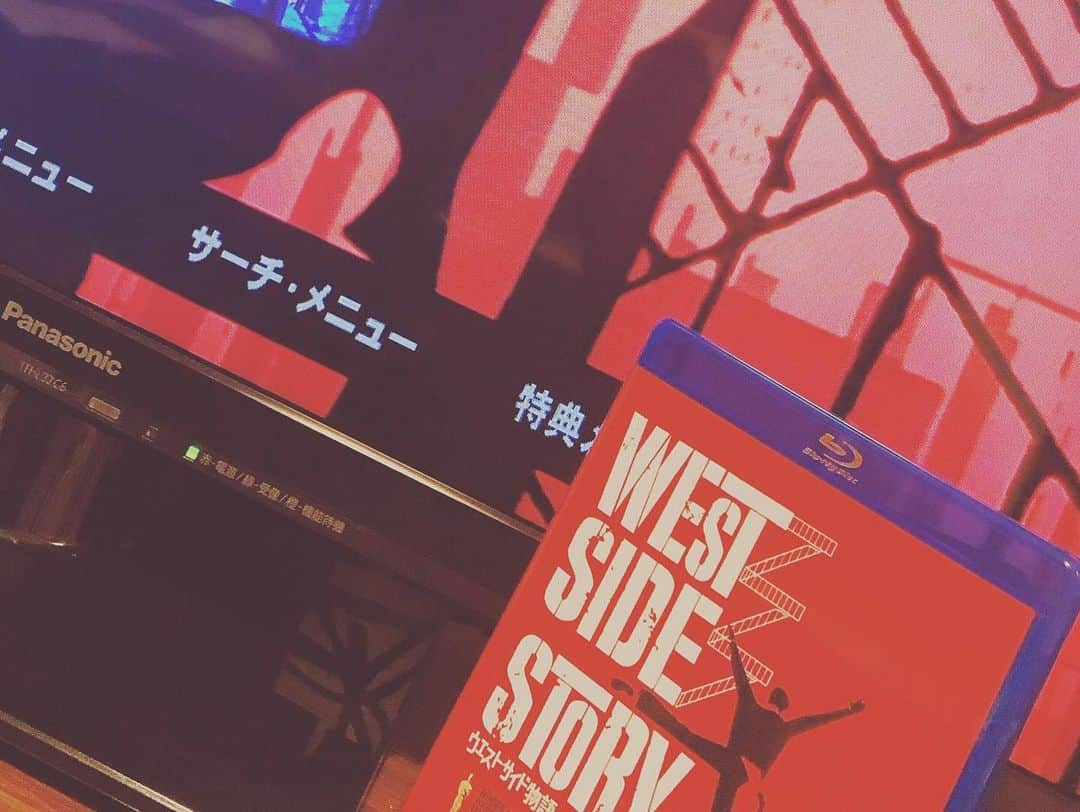 妃海風さんのインスタグラム写真 - (妃海風Instagram)「「WEST SIDE STORY」 観に行きましたよー💃🕺✨✨ . やー。 映画でも。 宝塚バージョンでも。 なんどもみてるのにねぇ。 ストーリー知ってるのにねぇ。 大号泣😭😭😭笑 . ストーリーにももちろん感動して泣いてるんやけど、音楽の美しさにもきっと、心震わされて泣いてるんやとおもうなー。 や、ほんとにさ、改めておもうけどさ、おもしろいよねー音楽ってさー😳 音符の数って決まってるのに、その組み合わせの違いだけで、心震わさたりしてしさぁ。不思議なもんだわ、神秘だわ！ . とにかくね。WEST SIDE STORYの楽曲に改めて感動したので、早速ブルーレイ買って見直して、歌ったりしてるよ。笑 . 踊りもしてみたいな。 オープニングのジェット団やりたいな笑 と、いうことでさっそくジャズダンスレッスン行ってみたよね笑 . まったくもう。 すーぐ影響されるんだから笑笑 . と、いうことで。 明日もWEST SIDE STORYパワーで歌にダンスに、レッスン頑張りまっしょ💃🕺💃🕺✨✨ . #WESTSIDESTORY #夜、ブルーレイ見てたら #アドレナリン湧いてきちゃって #寝れん。笑 #いかんいかん #夜はアニメに限る。笑笑」9月3日 23時20分 - fuhinami_official