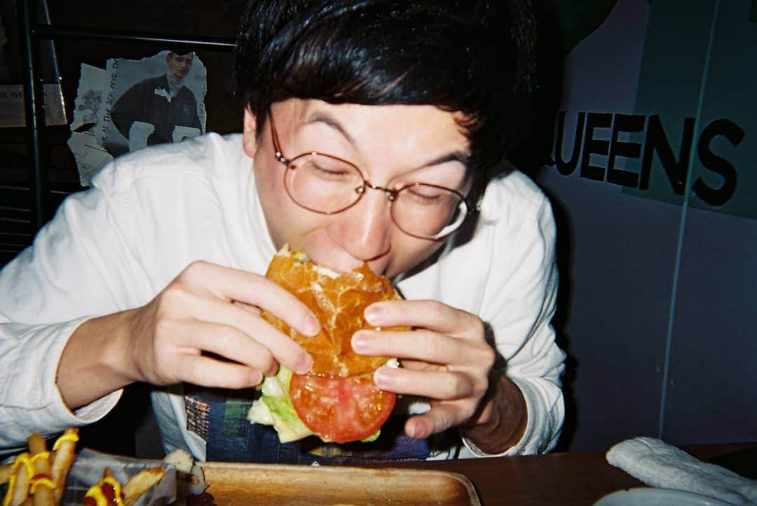 林田洋平さんのインスタグラム写真 - (林田洋平Instagram)「大きいハンバーガーにも怯むことなく勇猛果敢に食らいついていく私。【no date】」9月3日 23時21分 - rrrrice_99