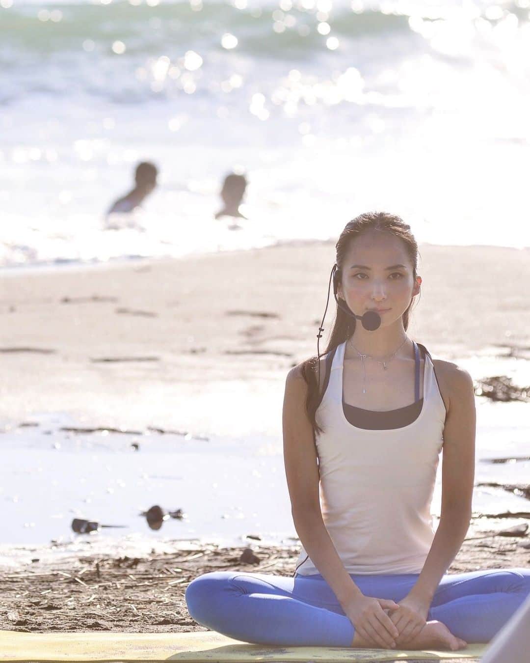 芥川舞子のインスタグラム：「【9/28sun 9:00-10:10  SHONAN BEACH YOGA】 ・ 秋は素敵なイベントが盛りだくさん！その中でも毎回楽しみにしているSHONAN BEACH YOGA @shonanbeachyoga に今年もお招き頂き、レッスンを実施できることとなりました🌊 ・ そして今回は、本イベントが5周年という特別なアニバーサリー企画となります！ 題して、『SHONAN BEACH YOGA WEEK 2019 in HAYAMA 5th anniversary』。 ・ 「SHONAN BEACH YOGA」は、神奈川の海をもっと有効に使いたい、という県のプロジェクトのひとつとして始まったイベントだそうです。 ・ 特別な道具もいらず、すぐにでもできるヨガというコンテンツを活用することで、よりたくさんの人がこの神奈川の海へと足を運び、自然との親しみを深められるきっかけとなります。 ・ そうすることで、自然を大切にする気持ちが人々の中に育まれることを本イベントでは願っています。 ・ 大きく捉えすぎず、難しく考えすぎず、まずは楽しみながら海との親しみを深めに来てください☺️ ・ 私の担当するクラステーマはこちらです👇 ・ 『 YOGA 〜本質と実践〜 』 ・ 「大自然をみて美しいと感じる時、それはあなた自身の美しさをみているのです」 ・ ハートオブヨガの提唱者であるマーク・ウィットウェルによるこの言葉は、私たちもこの美しい大自然と同じ生命なのだということを思い出させてくれます。 ・ 大自然を前にした時、不足などなく、全てがありのままで美しいと感じるのと同じように、私たちの生命もまた、何一つ不足などなく、ありのままで美しい存在です。 ・ しかし、この事実を日頃から実感することは難しく、ついつい私たちは、社会的制限の中にいると自分を否定したり不足を感じたりしがちなのではないでしょうか。 ・ なぜなら、この '私は生命の美しさそのもの''という事実は、頭で理解することができず、経験することで初めて理解できるからです。 ・ ヨガは、この事実を経験するためのツールです。 ・ その具体的な方法とは、自身を最も生かしてくれている <呼吸> に触れることです。 ・ 呼吸は、生命そのものです。 どんなに食べ物に気を払っても、身体を鍛えても、呼吸ができなかったらその全ては意味のないものとなってしまいます。 ・ 私たちは、食べるから生きているのではなく、呼吸しているから生きているのです。 ・ なによりも生命に直結する、呼吸を大切にすること。 これが、最も身近にある大自然の美しさを感じる具体的な方法です。 ・ ヨガの練習の中での呼吸を通して、生命そのものの美しさを、自身の存在によって経験しましょう。 そうすれば、自分以外の人や物の中にある、あらゆる生命の美しさをよりリアルに感じられることとなるでしょう。 ・ 最後に。 素晴らしいメッセージを美しい形で表現してくださっているSHONAN BEACH YOGAに共感の意を込め、 ヨガを通して目の前にある大自然の美しさを守りたいという気持ちが人々の中により一層 育まれていくことを願い、このレッスンを捧げます。 ・ ・ 詳細・申し込みはこちら🔗 https://shonan-beach-yoga.stores.jp/items/5d5507ce8e69196d5750093f または @shonanbeachyoga プロフィールリンク先より」