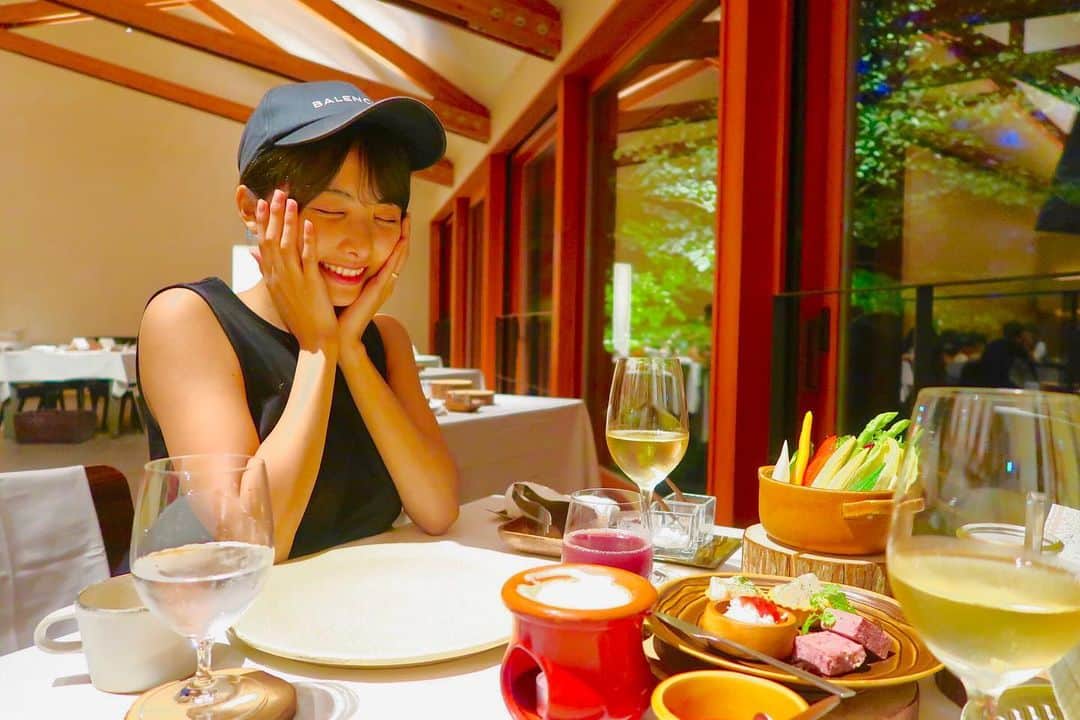 岡田栞奈のインスタグラム：「1日目のディナーは ダイニングレストランで❤️ ・ ・ お野菜たっぷりの ヘルシーなコースでした♪ 鹿のお肉も 美味しかった〜🤤 10月からは狩猟体験もできるみたいですっっ ・ ・ 少しお腹が空いたのでコースの後、お部屋で自分で作る スパイスカレーを食べました🍛✨ これも美味しいので是非食べて欲しい❣️ この日は夫婦でワイン一本空けたからほろ酔い🍷 #星のや富士 #ディナー #ダイニング #じびえ #じびえ料理 #ステーキ #スパイスカレー #お部屋でコトコト #美味しいご飯」