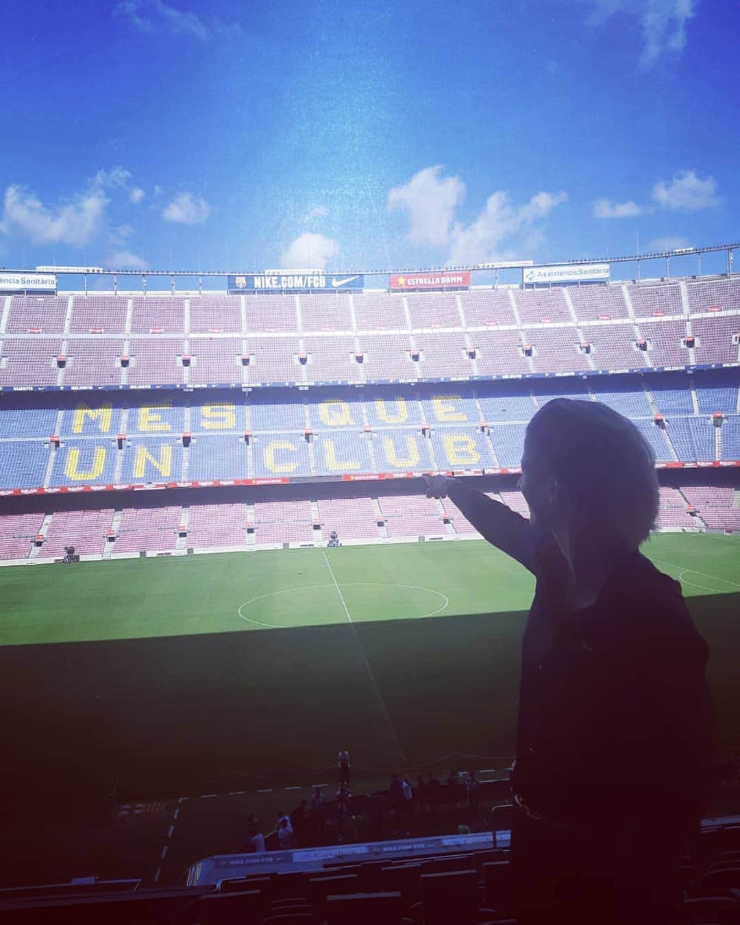 ミア・イエルコフのインスタグラム：「MES QUE UN CLUB」