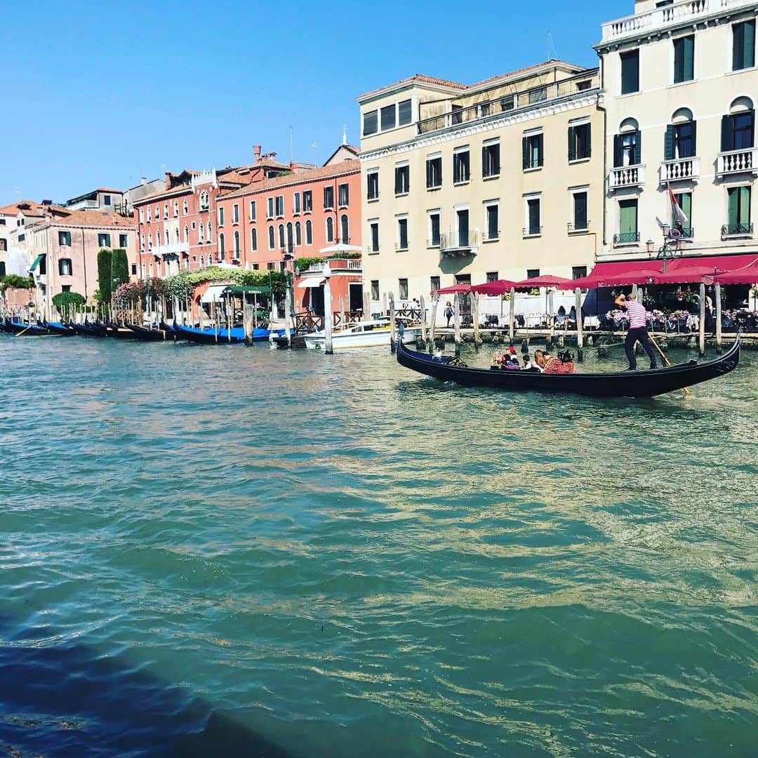 桃川祐子のインスタグラム：「. . . #ベネチア #ヨーロッパ #イタリア #世界の絶景 #旅行好きな人と繋がりたい #海外旅行 #海外好き #世界の車窓から」