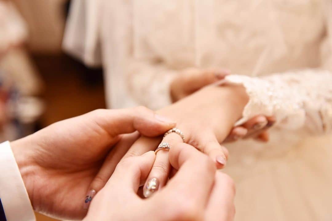 ラ セーヌ マリアージュ四日市さんのインスタグラム写真 - (ラ セーヌ マリアージュ四日市Instagram)「@lascenemariage ㅤㅤㅤㅤㅤㅤㅤㅤㅤㅤㅤㅤㅤ ◆ Engagement cover ceremony ◆ ㅤㅤㅤㅤㅤㅤㅤㅤㅤㅤㅤㅤㅤ 指輪交換の後 改めて新郎様から新婦様へ婚約指輪を贈り、 新婦様の結婚指輪に重ねてはめる 「エンゲージカバーセレモニー」 ㅤㅤㅤㅤㅤㅤㅤㅤㅤㅤㅤㅤㅤ 二人の永遠の愛と絆に蓋をする。 というとっても素敵な意味があるんです。❤︎ ㅤㅤㅤㅤㅤㅤㅤㅤㅤㅤㅤㅤㅤ ■□▪▫■□▫▪■□▪▫■□ ㅤㅤㅤㅤㅤㅤㅤㅤㅤㅤㅤㅤㅤ 🍁オススメブライダルフェア🍁 ㅤㅤㅤㅤㅤㅤㅤㅤㅤㅤㅤㅤㅤ 9/8(日) 【満員御礼！】 豪華試食×演出体験プレミアムフェア❤︎ 10：00〜 (約3時間・要予約・無料) ㅤㅤㅤㅤㅤㅤㅤㅤㅤㅤㅤㅤㅤ フレンチ料理を無料で試食🌟 シェフのこだわりが詰まった フレンチ料理がCheckできる 大人気フェア❣️ ㅤㅤㅤㅤㅤㅤㅤㅤㅤㅤㅤㅤㅤㅤㅤㅤㅤㅤ 詳しくはHPをご覧ください︎❤︎ @lascenemariage ㅤㅤㅤㅤㅤㅤㅤㅤㅤㅤㅤㅤㅤ ㅤㅤㅤㅤㅤㅤㅤㅤㅤㅤㅤㅤㅤ #ラセーヌマリアージュ四日市  #三重平安閣 #三重平安閣グループ #ウエディングドレス #指輪交換 #結婚指輪 #婚約指輪 #エンゲージカバーセレモニー #マリッジリング #エンゲージリング #ブライダルフォト #wedding #instawedding #weddingphoto #bridal #bridalphoto #2019年秋婚 #2020年春婚 #花嫁 #プレ花嫁 #marry花嫁 #結婚式準備 #結婚式場 #結婚式 #ブライダルフェア」9月3日 14時42分 - lascenemariage