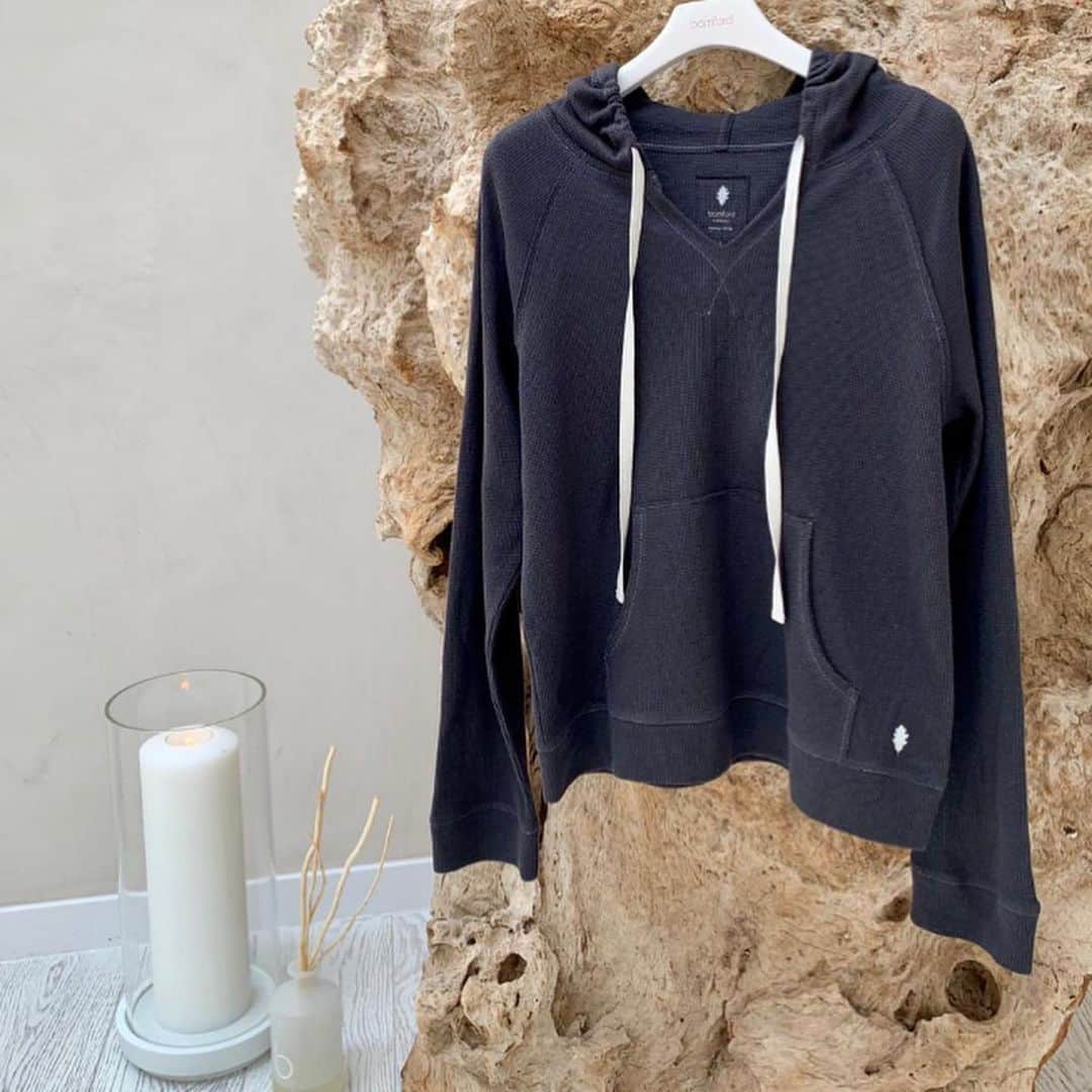 バンフォードさんのインスタグラム写真 - (バンフォードInstagram)「Consciously crafted from organic cotton, our Haybarn Collection is designed to transition effortlessly from the home to the gym. The Waffle Hoodie is a warming layer, the simple Tee is a wardrobe staple; while the Cropped Pant fuses contemporary style with an easy-wear appeal. And the neutral shades of chalk or slate work on everyone #bamford #haybarn #organiccotton」9月3日 14時35分 - bamford