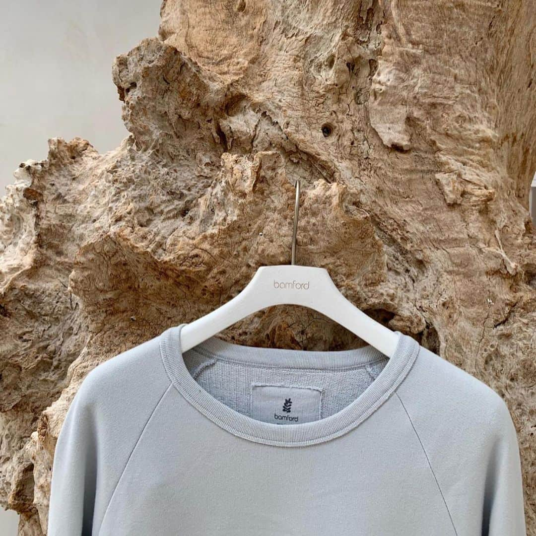 バンフォードさんのインスタグラム写真 - (バンフォードInstagram)「Consciously crafted from organic cotton, our Haybarn Collection is designed to transition effortlessly from the home to the gym. The Waffle Hoodie is a warming layer, the simple Tee is a wardrobe staple; while the Cropped Pant fuses contemporary style with an easy-wear appeal. And the neutral shades of chalk or slate work on everyone #bamford #haybarn #organiccotton」9月3日 14時35分 - bamford