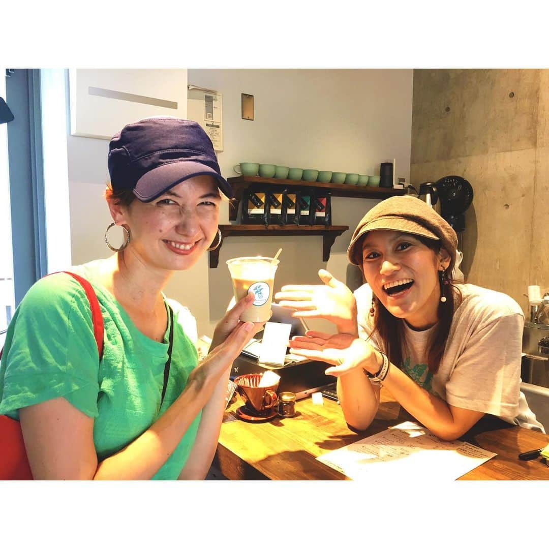 イレーネさんのインスタグラム写真 - (イレーネInstagram)「家族で @pharmacycoffeelab へ。今日はマイカ @maika_utsugi の初出勤日！応援してきました😋  まずはレジ打ち頑張ってました😝コーヒーシェイク飲んで帰ろうとしたら、「イレちゃん！初めてのドリンクイレちゃんに作ったげるわ！買ってよ！」とカフェラテ売りつけられました🤣空木商法おそるべし😂おいしかったよ😘  明日も3時までいるみたいよー  #pharmacycoffeelab #ファーマシーコーヒーラボ #空木マイカ」9月3日 14時51分 - irenedewald