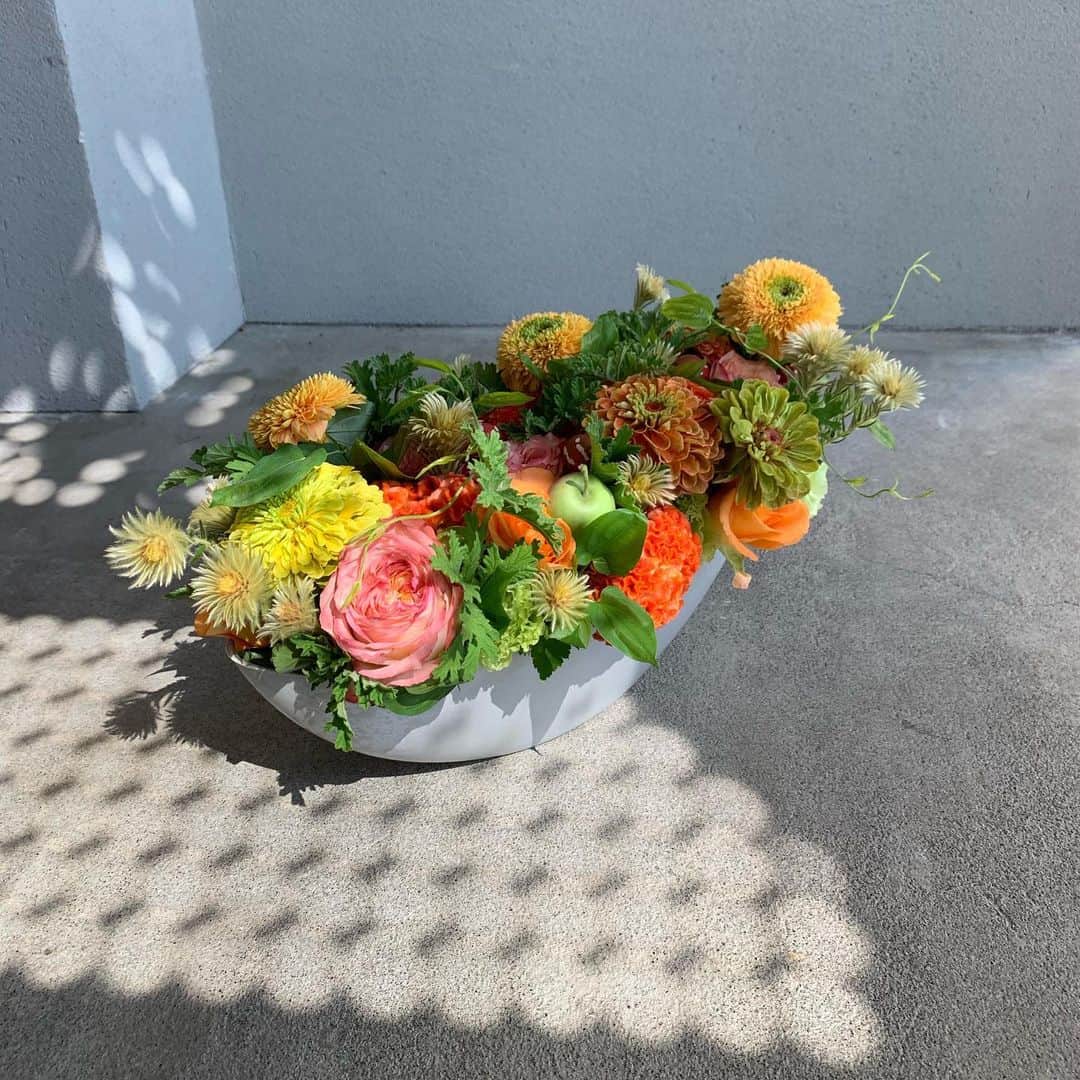 Rihwaさんのインスタグラム写真 - (RihwaInstagram)「Flower gift to my mother!💐💐💐 How beautiful the arrangement is!!!!! My florist friend @shunsukekato_valve is very nice talented guy! Please walk by and say hi to him if you live close by the shop #VALVE .️🌼🌿🌵🌷🌞 It was a little humorous surprise but she really loved it!!!!haha☺️🧡💛🌿🍏🍎 #Rihwa #love #flower #friend #wow #gift #flowergift #フラワーアレンジメント #フラワーギフト #元町駅 #札幌」9月3日 14時50分 - rihwa_official