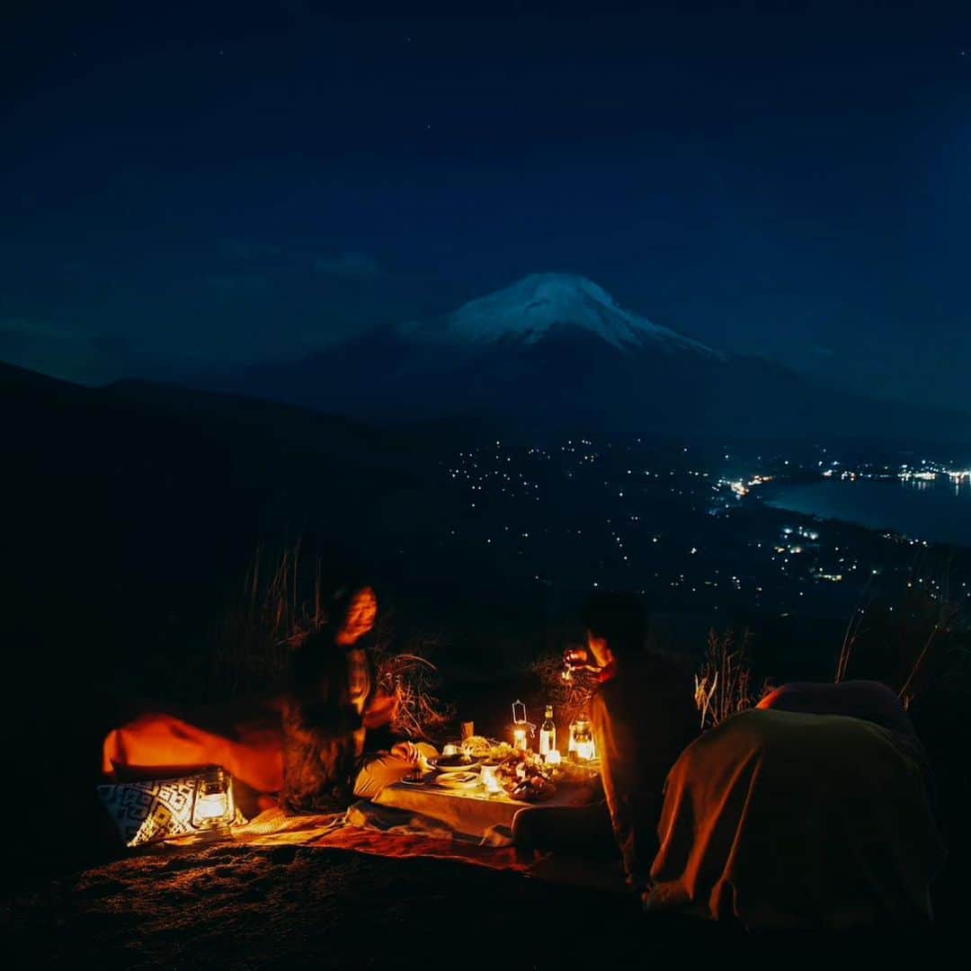 星野リゾートさんのインスタグラム写真 - (星野リゾートInstagram)「【月明かりで輝く富士山を眺めながらナイトピクニック】﻿ ﻿ Moonlight trekking and a night picnic under the stars on Mt. Fuji at HOSHINOYA Fuji.﻿ ﻿ 秋は、澄んだ空気と過ごしやすい気候が揃うお月見に適した季節です。都会では街灯が明るく、自然な月明かりを楽しむことが難しくなっています。夜のトレッキングで本来の月の明るさや夜空の美しさを楽しんでみませんか。暗闇を歩くナイトトレッキングは五感を活性化させ 、自然との一体感を高めます。﻿ ﻿ 「星のや富士」では、2019年9月1日～11月30日の間、半月～満月の夜限定で「富士ムーンライトトレッキング」を開催します。月明かりに輝く富士山と山中湖の絶景を望む山頂を目指し、夜のトレッキングを楽しむプログラムです。頂上ではラグマットとソファを備えた特別席で、絶景を眺めながら優雅にナイトピクニックを楽しめます。﻿ ﻿ #HoshinoResorts #星野リゾート #hoshinoya #星のや #hoshinoyaFuji #星のや富士 #Yamanashi  #Fuji #Kawaguchiko #山梨 #山梨県 #富士 #河口湖 #Kawaguchiko #山梨旅行 #グランピング #YamnashiTrip #gramping #luxuryresort #JapaneseHotels #travelJapan #ig_Japan #MyTinyAtlas #JapanTravel #トレッキング #trekking #nightpicnic」9月3日 15時00分 - hoshinoresorts.official