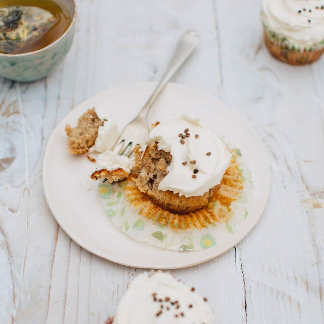 レイチェル・クーさんのインスタグラム写真 - (レイチェル・クーInstagram)「These rye banana cupcakes with cardamom cream cheese frosting are literally a piece of cake to make 🍰 Just whizz the wet ingredients in a blender, add the dry ingredients, bake then ice. Recipe 👉⁠ link in bio⁠ 📸: @messyla | Styling: @frankie_u⁠ .⁠ .⁠ .⁠ .⁠ .⁠ .⁠ .⁠ #Rachelkhoo #recipe #baking #banana #rye #cupcakes #cooking #frosting #cardamom #cake」9月3日 15時00分 - rachelkhooks