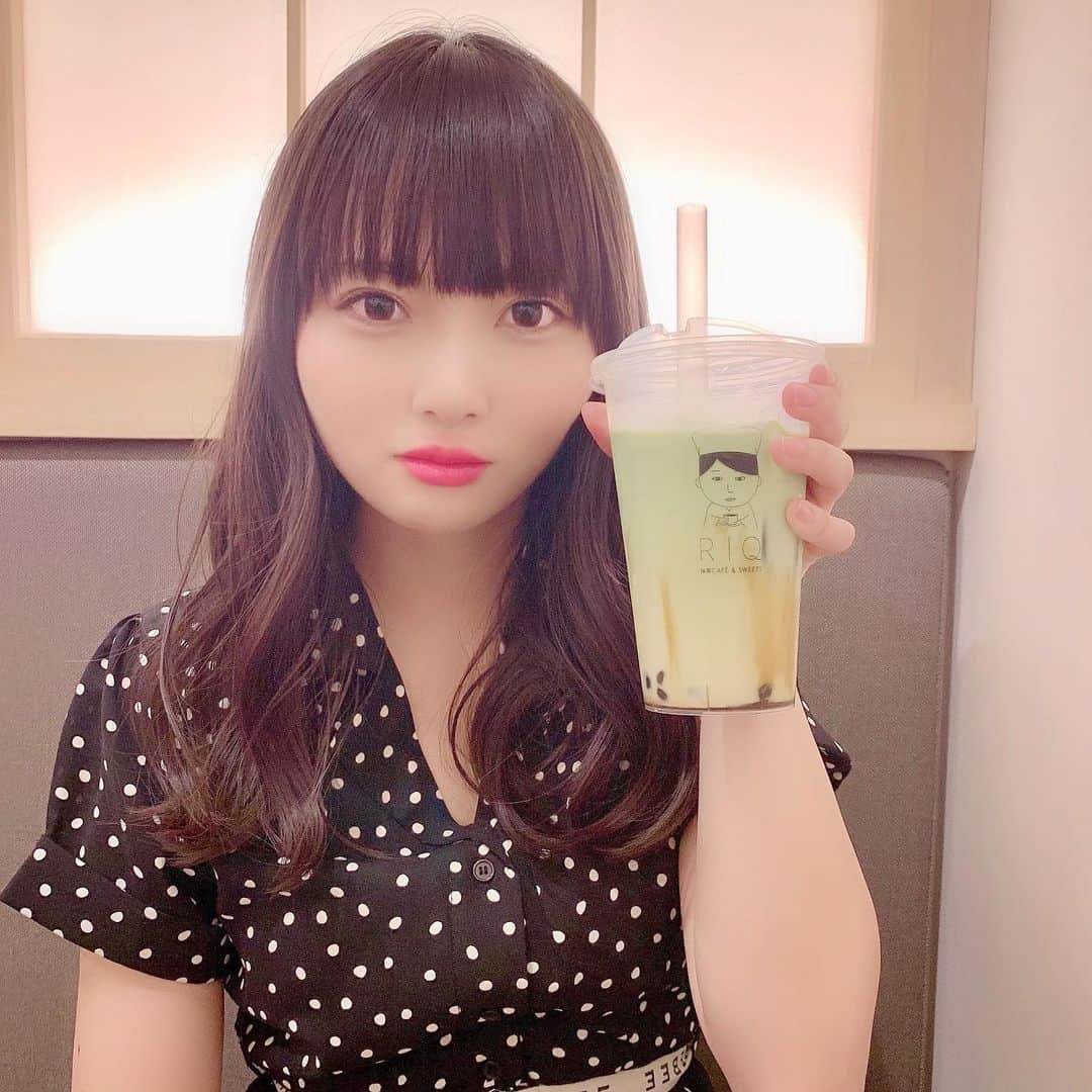 堀詩音さんのインスタグラム写真 - (堀詩音Instagram)「とある日のタピ活🙆‍♀️﻿ ﻿ ﻿ 札幌も行く度にタピオカやさん増えてて﻿ 毎度毎度びっくりする😳﻿ ﻿ ﻿ この日は期間限定の﻿ #宇治抹茶きな粉黒蜜タピオカラテ を﻿ お友達と一緒に飲んだよ☺️﻿ ﻿ ﻿ お店のキャラクターがなんとも言えないお顔で﻿ かわよいよいなタピオカ)^o^(﻿ ﻿ ﻿ ﻿ こちらのお店はカタピオカ以外にも﻿ パフェとかお蕎麦とかあったよ〜〜〜！﻿ ﻿ ﻿ 今度はお蕎麦とかも食べに行きたいなあ🤔﻿ ﻿ ﻿ 写真5枚目はこのキャラクターの顔を﻿ 意識した表情のつもり🤭笑﻿ ﻿ ﻿ どう？似てる〜〜〜？😳笑﻿ ﻿ ﻿ 🏠札幌市中央区南2条西5丁目 T5ビル狸小路5丁目内﻿ 🍵宇治抹茶きな粉黒蜜タピオカラテ ¥702﻿ ﻿ ﻿ ﻿ #抹茶カフェriq #タピオカ #タピオカ巡り #タピオカ好き #タピオカグラム #タピオカ専門店 #タピオカドリンク #タピ活 #札幌タピオカ #タピオカ札幌 #札幌カフェ #狸小路カフェ #札幌カフェ巡り #札幌スイーツ #ラフィラ #北海道 #hokkaido #札幌 #sapporo #北海道グルメ #札幌グルメ #北海道cafe #札幌cafe #sapporocafe」9月3日 14時55分 - shion_hori