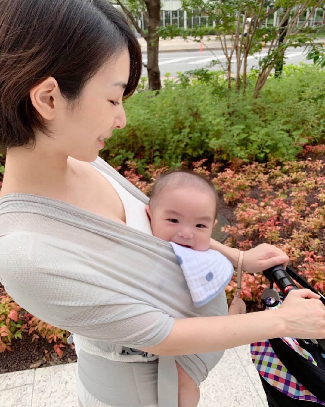 のインスタグラム：「Family time in the weekend ♡ 週末に家族でお出かけ^ ^  最近はベビーカーイヤイヤ期が到来しているため移動は抱っこ紐がメイン^ ^ ・ そしてベビーカーはすっかり荷物置きになっています。。 たまに他のママさんでも見かける光景でしたがなるほどそういう事だったのねと理解😂 ・ そのうちまたご機嫌で乗ってくれる日を楽しみに、ムチムチ太ももとほっぺを堪能しながら歩いてます←触りがち  そして体温高い同士くっつく事になるのでメッシュの抱っこ紐は本当に重宝するなと◎  まだまだ暑い日がありそうなのでこれからも頼りにしたいと思いますー^_^ ・ ・ ・ #familytime #weekendfun #家族でお出かけ #ベビーカー拒否 #ベビーカーは荷物置き #ステップワンair #pognae」