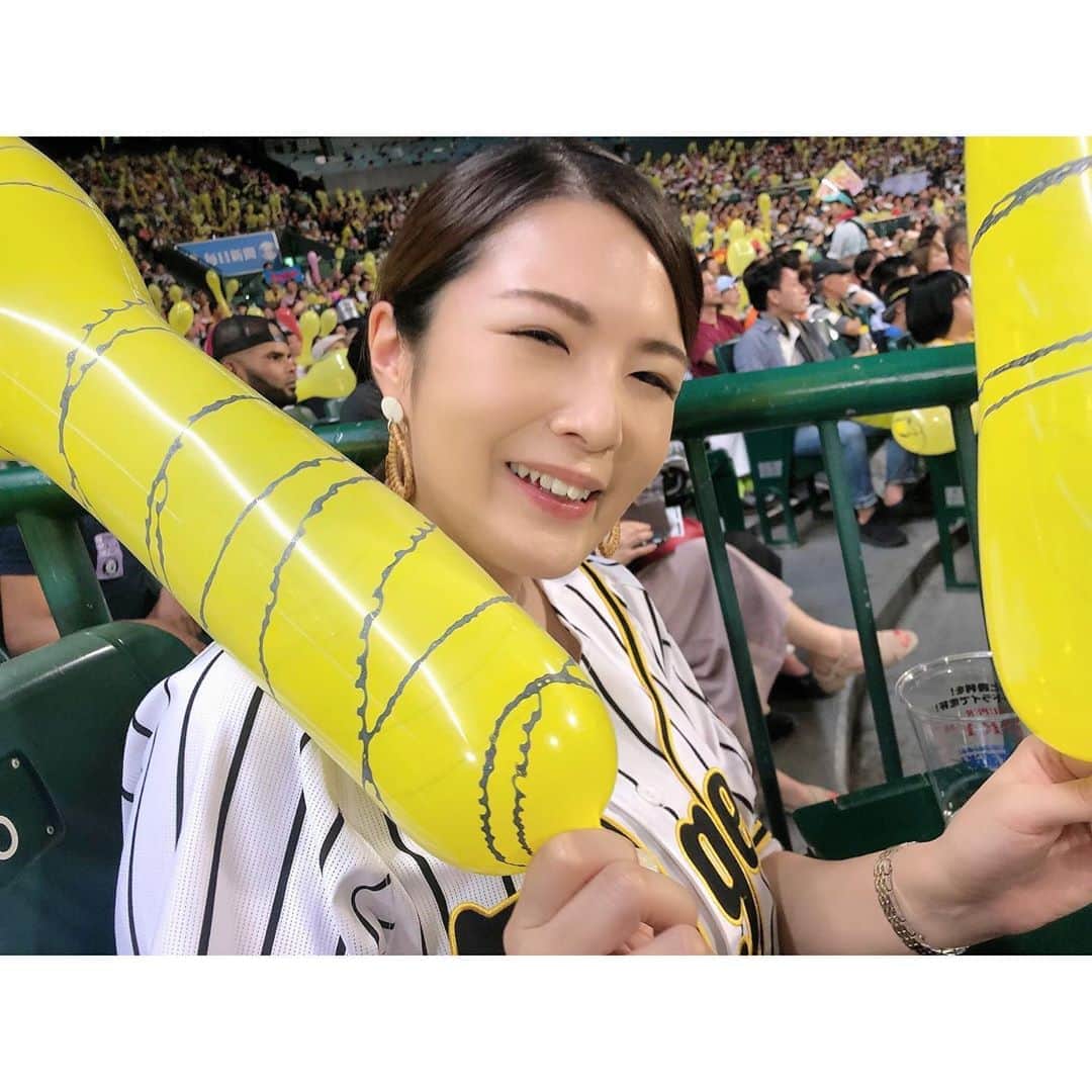 福咲れんのインスタグラム：「阪神巨人戦を見に甲子園球場へ！ 楽しかったーー🐯🐯 .  最近はペットボトル入りのビールがあるんだね！缶は持ち込み禁止だけどこれなら持ち込める！神！味はまあまあ！ . #阪神タイガース #tigers #甲子園球場 #とらほー #鳥谷敬」