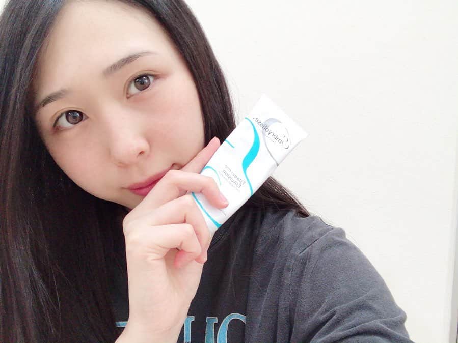 のインスタグラム：「超がつくほどの乾燥肌の私。 ・ 化粧水やパックした後に使ってるんだけど、保湿を一日中キープしてくれる優れもの😌💕 ・ 肌にも優しくて、メイクの下地クリームとしても使えるからメイク用下地と混ぜて使うのもオススメな1本😉👍✨ ・ 先日、王林とヒロロデートした時に王林に勧められて購入しちゃった😘 ・ ・ ・ #保湿クリーム #保湿下地 #モイスチャークリーム #下地クリーム #超乾燥肌 #乾燥肌 #敏感肌 #ツヤ肌 #スキンケア #filaderme #フィラデルム #弘前 #hirosaki #ヒロロ #miniplaza」