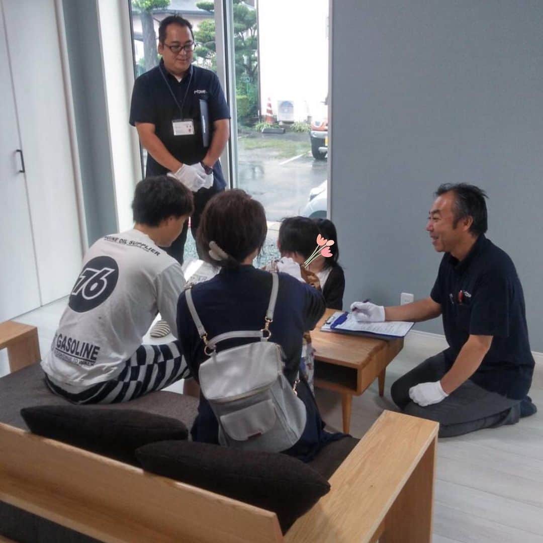 株式会社トーヤハウスのインスタグラム：「【新築完成見学会】﻿ 8月31日(土)・9月1日(日)﻿ 益城町古閑で完成見学会を﻿ 開催いたしました‼️ ﻿ ﻿ 完全予約制で、天気も雨模様☂️でしたが、﻿ たくさんの方々にご来場いただき、﻿ おかげさまで大盛況となりました😆✨﻿ ありがとうございました‼️😄 ﻿ ﻿ 今回のお家は﻿ パントリーやクロスの色など、﻿ ご家族のこだわりが詰まった﻿ オシャレな可愛いお家で、﻿ ご来場いただいたお客様も﻿ より一層、家づくりの夢が膨らみ、﻿ 色々なお話を聞く事ができました💖🏡 ﻿ ﻿ 東区沼山津に﻿ 優しくてかしこい家casa carinaの﻿ モデルハウス🏠もありますので、﻿ ぜひ一度、﻿ のぞきに来てみてはいかがでしょうか⁇👀﻿ お家のこと、﻿ なんでもご相談承り中です🌱﻿ お気軽にお問い合わせ下さい😊﻿ ﻿ ⬇︎お問合せはこちら⬇︎﻿ TEL:0120-108-554﻿ WEB:@toyahouse.jp﻿ ﻿ #工務店 #注文住宅 #住宅 #自然素材 #zeh #暮らし #リビング #ldk #平屋 #二世帯 #マイホーム #casa #新築 #家づくり #myhome #免震 #耐震 #family #キッチン #インテリア #建築 #中庭 #熊本県 #熊本市 #kumamoto #トーヤハウス #おしゃれ #見学会 #パントリー #クロス」