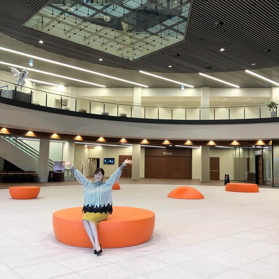 中村秀香のインスタグラム：「ytv #新社屋 .  昨日から、1階エントランスロビー #10plaza が一般開放されています😊 .  ぜひ読売テレビに遊びに来て下さい♬」
