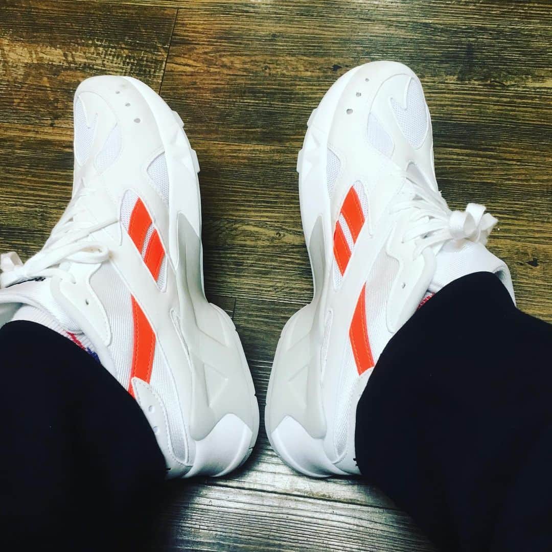 のインスタグラム：「季節が変わりそうなのでスニーカーをおろします  #reebok #reebokclassic #aztrek #solarorange #mynewkicks #brandnewkicks #dopekicks #obscuresneakers #sneakers #shoes #kicks」