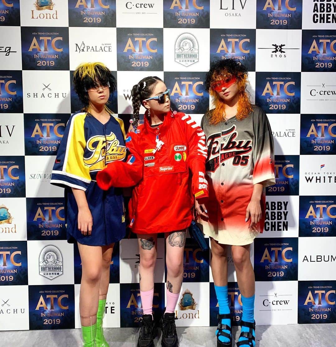 Abby Chenのインスタグラム：「ATC 剪+燙+染 感謝昨天模特的配合演出🔥開秀前幾小時才收到從國外訂的作秀服 結果我們三個穿起來完全不能看😭😅 我馬上又衝出去買新的三套服裝 虛驚一場💦 然後要上場還自己狀況外 音樂一放才嚇的跳起來衝上去 還好順利🥴下台就嚇到胃痛後來就悶在自己世界裡🥴🤣 總之感謝包容我這不受控的神經👻 感謝主辦單位SIEG與川原貿易和協辦廠商們 辛苦了❤️」