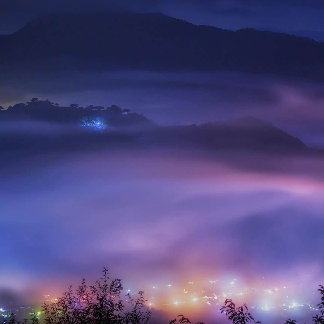 関西電力株式会社さんのインスタグラム写真 - (関西電力株式会社Instagram)「兵庫県朝来市の「竹田城跡」は、標高353.7mの古城山山頂に完存する遺構です。 山全体が虎が伏せているように見えることから、別名「虎臥城（とらふすじょう、こがじょう）」とも呼ばれています。 秋のよく晴れた朝に濃い霧が発生すると、雲海に浮かんでいるように見える姿から「天空の城」と呼ばれるようにもなりました。 平成18年に「日本100名城」に選定され、平成24年には「恋人の聖地」として認定されたお城。 家族とのお出かけ、恋人とのデートにもおすすめです。 . ※写真は過去に撮影したものです --------------- . .■ アクセス [駅裏登山道(通常の登山道)] JR「竹田駅」より徒歩約40分で「竹田城跡入口」 .■ 早朝ライトアップ 9月1日(日)～11月30日(土)　4時00分～5時30分 .■ 夜間ライトアップ 「夜空に煌めく竹田城跡」 12月30日(月)までは日没～22時までの開催 詳細は公式HPをご覧ください . --------------- .  #雲海#ライトアップ#天空の城 #日本のマチュピチュ #日本100名城#兵庫#hyogo #竹田城跡#竹田城#朝来 #絶景 #love_bestjapan #unknownjapan #loves_united_japan#カメラのある生活#日本の風景 #ダレカニミセタイケシキ#bestphoto_japan #art_of_japan_#貴重な体験 #景色最高 #tripgramjp  #写真は心のシャッター#その旅に物語を#best_moments_shots#日帰り旅行 #小旅行お写んぽ#お写ん歩#インスタスポット」9月3日 15時18分 - kanden.jp
