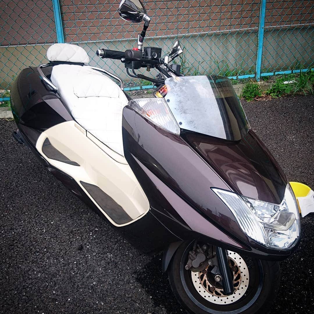 のインスタグラム：「天気良いことだし、だいぶ小汚くなっていたバイクを久しぶりに全力ビガビガ磨きした✨ あれ、さっきまで晴れてたのに雲行きが怪しくなってきてる。は？このあと降水確率51％！？ なんなのよもう！雨降んなマジで神様お願いマジで本当に！！ #天気の子」