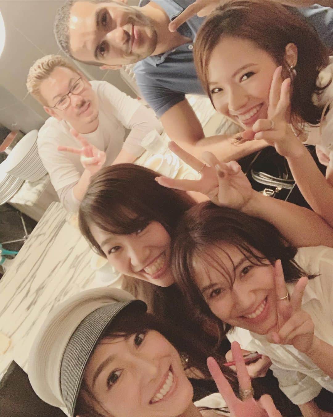 のインスタグラム：「最高に美味しいピザ🍕➕大好きな友達➕友達は美女＝幸せの頂点🥺💕 . So delicious pizza + so nice friends + friends are beautiful = the top of happiness . #ピザ #pizza #大好きな友達  #杏さゆり #SayuriAnzu」