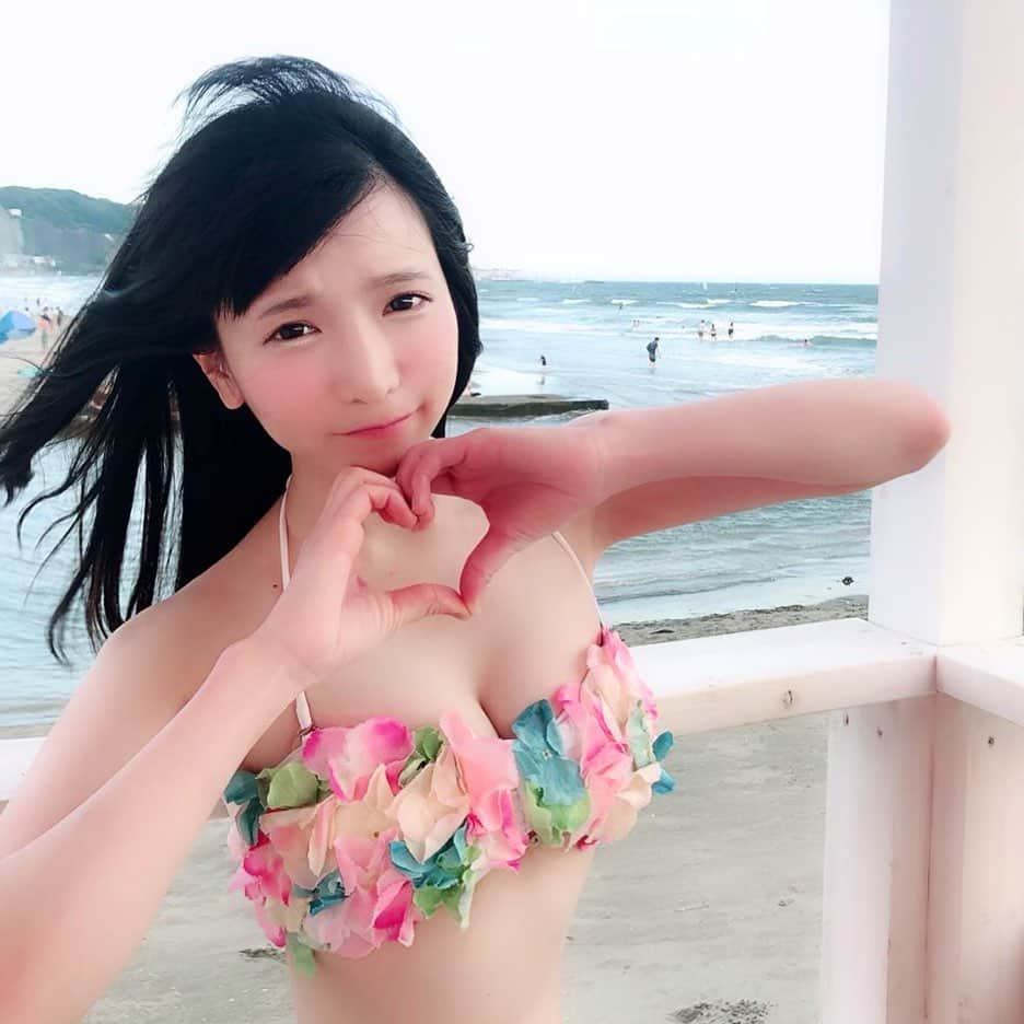 もえのあずきさんのインスタグラム写真 - (もえのあずきInstagram)「夏が終わってさみしいけど、秋はハロウィン、冬はクリスマス、春は開幕戦あるから年中たのしいね😇💕💕 四季があるってすてきやね🎀  まいがくれたビキニかわいい❤️👙 #ビキニ#花柄ビキニ#由比ヶ浜#海#bikini#bikinigirl#ビジョビ」9月3日 15時27分 - moeazukitty