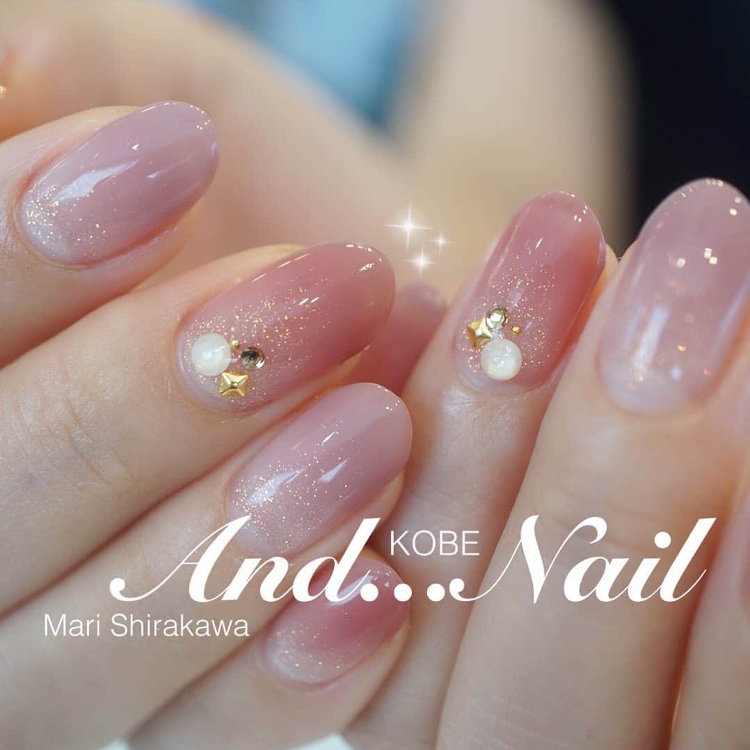 白川麻里さんのインスタグラム写真 白川麻里instagram ヌーディー人気 パラジェル新色 オフィスネイル ヌーディーネイル 秋ネイル 大人ネイル スワロフスキー シンプルネイル スモーキーネイル グラデーションネイル 上品ネイル 自爪育成