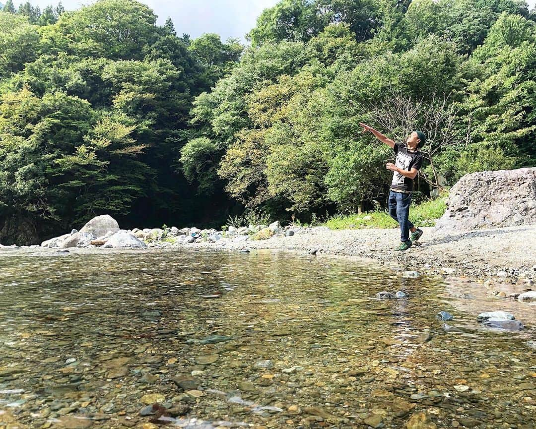 岡峰光舟さんのインスタグラム写真 - (岡峰光舟Instagram)「キャンプツーリングの思い出⑤ 水と火。 川遊びとファイアートリップ。」9月3日 15時39分 - kohshuokamine