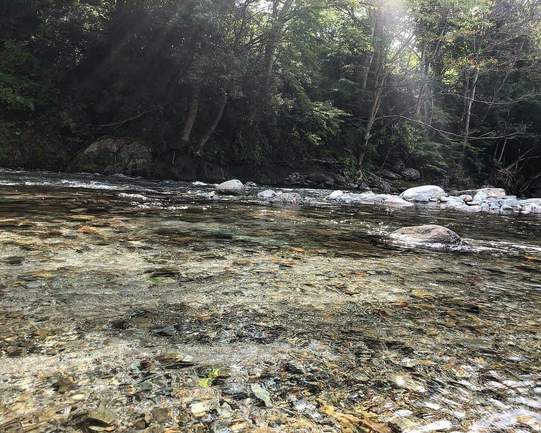 岡峰光舟さんのインスタグラム写真 - (岡峰光舟Instagram)「キャンプツーリングの思い出⑤ 水と火。 川遊びとファイアートリップ。」9月3日 15時39分 - kohshuokamine