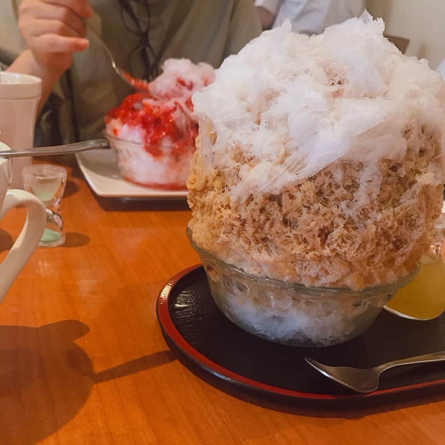 のインスタグラム：「*** はぁ、念願の…♡ 夏の終わりのカキ氷。 めちゃくちゃ美味しい。 ははと。しあわせ 。 またたべたーいっ、  #カキ氷  #マユール宮崎台  #ジンジャーチャイ #最強の組み合わせ」