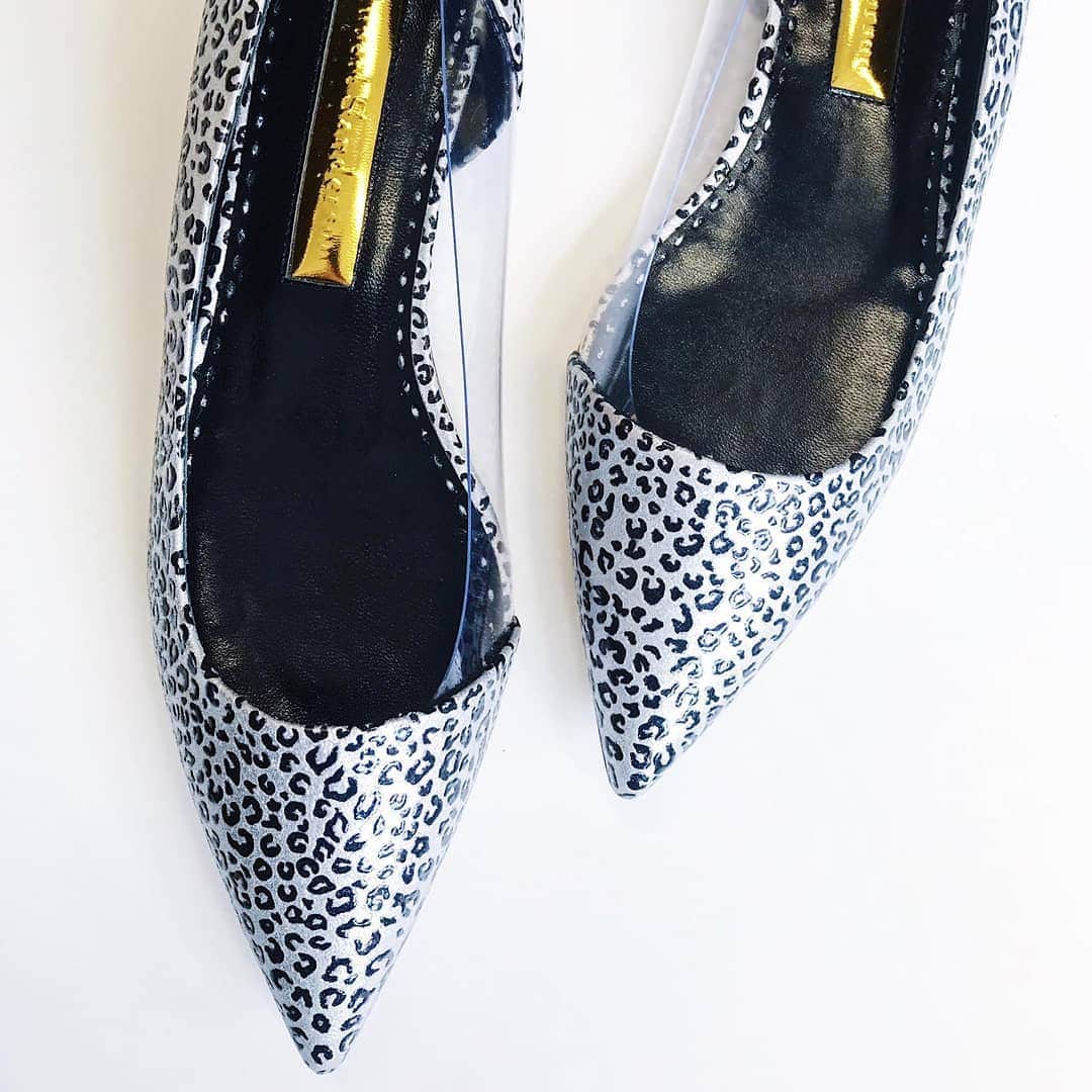 ルパートサンダーソンのインスタグラム：「A new kind of leopard | Geminy flats featuring this season’s laminate nappa leopard print | #PreFall19 #LeopardPrint #NewSeason #FlatShoes #PointedPumps #RupertSanderson」