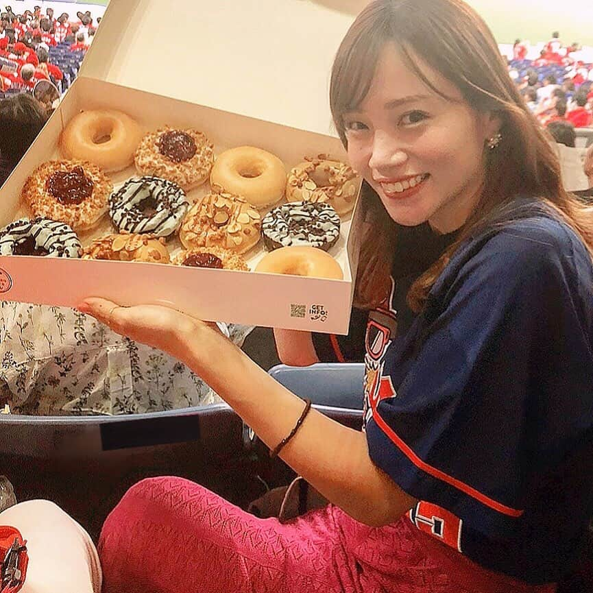 古田ちさこさんのインスタグラム写真 - (古田ちさこInstagram)「差し入れドーナツ🍩 嬉しくってこのニヤニヤ顔。笑 久しぶりに食べたクリスピークリームドーナツ、美味しかったなぁ🤤 . #野球観戦#carp#広島東洋カープ #広島カープ#カープ女子#野球女子#野球好き女子 #baseballforlife#カープ好き#カープファン#baseball#ballpark#baseballfan#カープ観戦#野球好きな人と繋がりたい#カープ#野球観戦2019」9月3日 16時10分 - chisakofuruta