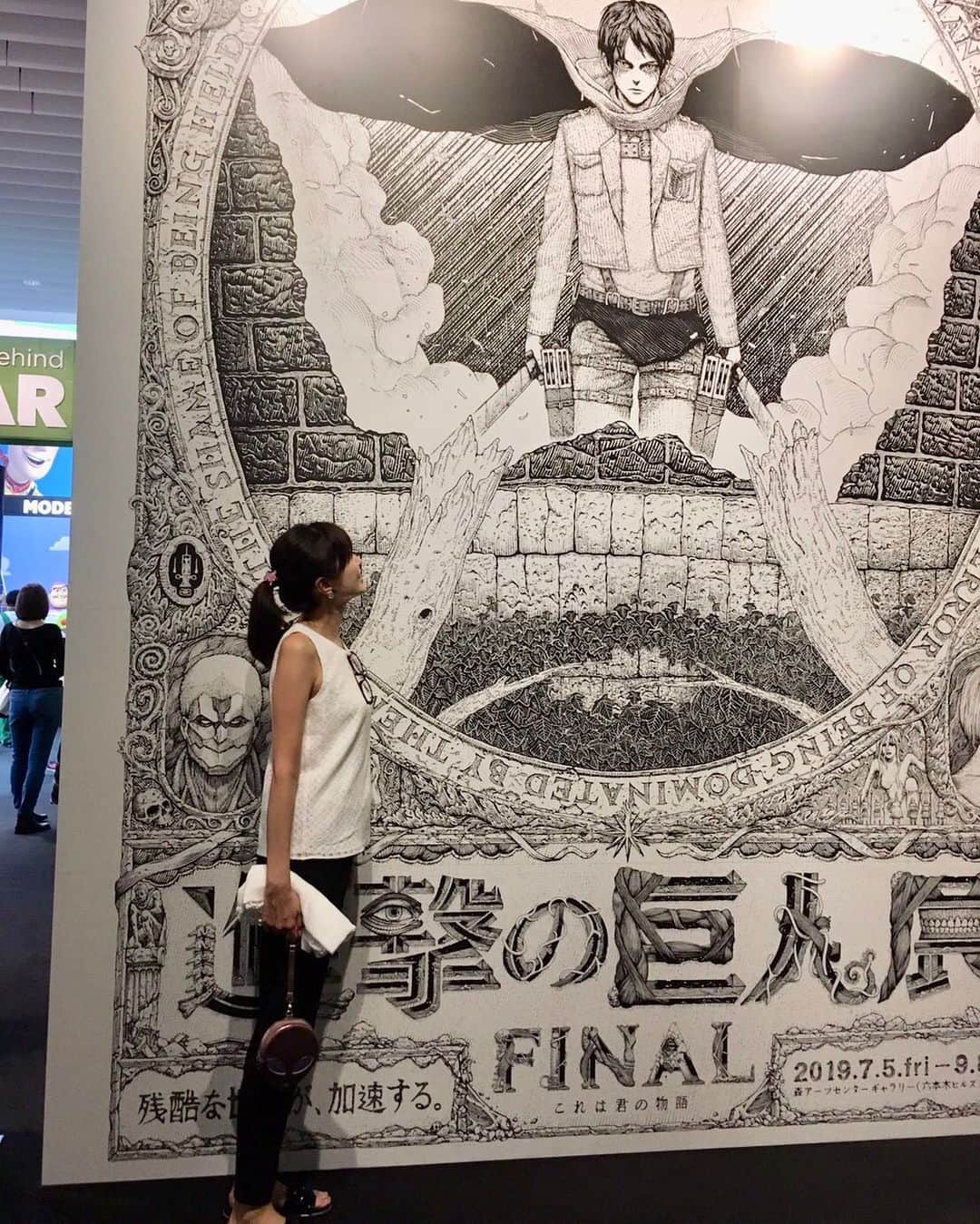 青山倫子さんのインスタグラム写真 - (青山倫子Instagram)「おっきいなぁ。 巨人はもっとおっきいんだよね。 それはそれは怖いね。。 目があったら、震えて逃げることもできなさそう。  #青山倫子 #進撃の巨人 #進撃の巨人展 #お気に入りのポーチを持って #宇宙人よ #パネルが大っきくて写真が難しい #進撃の巨人を見て #平和について考える」9月3日 16時06分 - noriko_aoyama1229