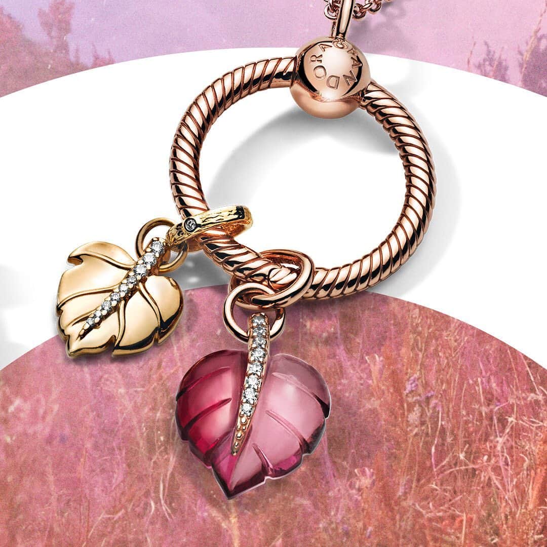 PANDORAさんのインスタグラム写真 - (PANDORAInstagram)「Display your stories proudly with the Pandora O Pendant hand-finished in the warm hue of Pandora Rose. Wear with nature inspired charms that evoke the mood of the autumnal forest during one of the most colourful times of the year. #WhatDoYouLove #PandoraO #Pandora」9月3日 16時06分 - theofficialpandora
