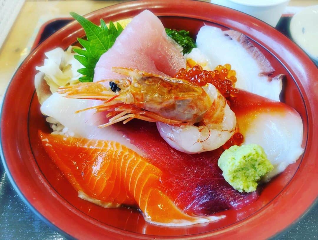 宮城県観光課さんのインスタグラム写真 - (宮城県観光課Instagram)「【女川どんぶり】 宮城県女川町で水揚げされた海鮮をたっぷり乗せたどんぶりです。 町内各店で趣向を凝らした丼を提供してますので、食べ比べもお楽しみください。 お値打ち価格で、お腹いっぱい海の幸を楽しめると大人気のメニューです。  #宮城#女川#海鮮丼#魚介#新鮮#美味しい#グルメ#食べ比べ #tohoku#miyagi#seafood」9月3日 16時11分 - miyagi_pref_kankou