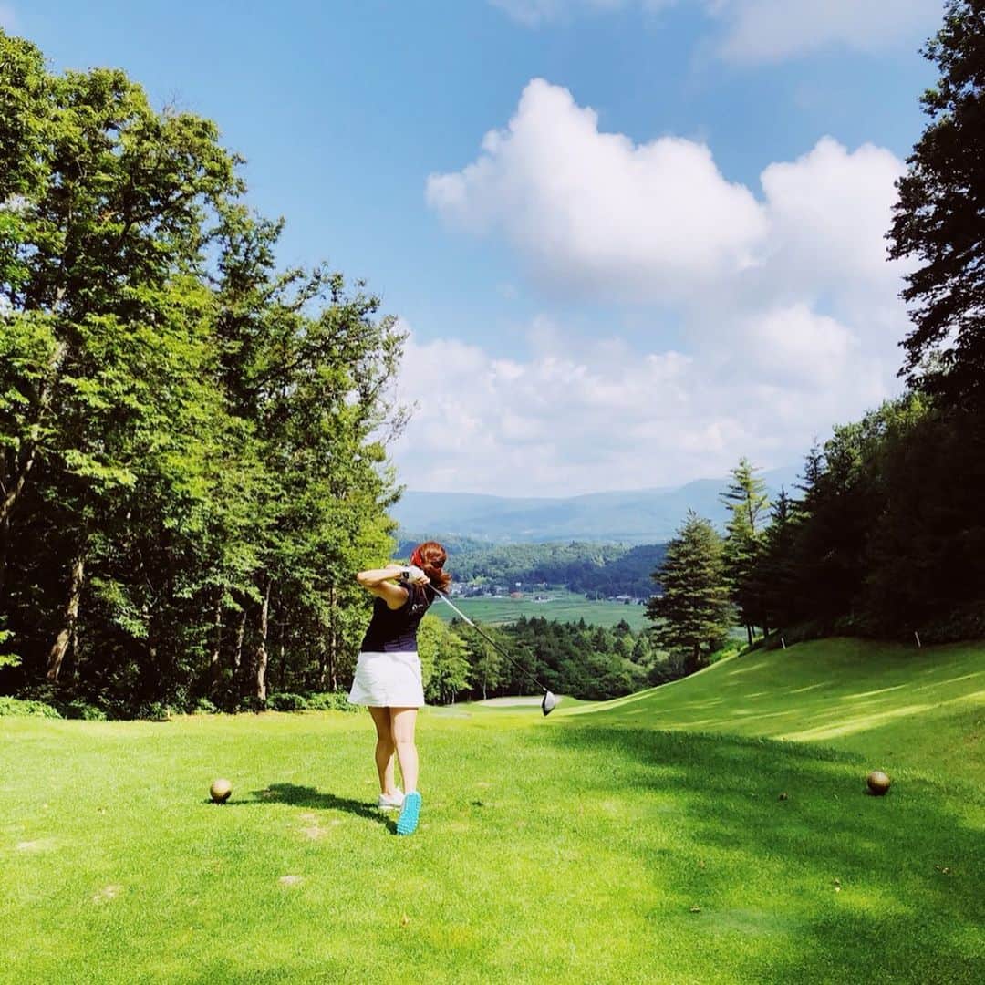 三浦マキのインスタグラム：「Golfing in Karuizawa.  夏の終わりに、涼しい軽井沢でゴルフ⛳️ * * 夜のレストラン『エフア』も美味しくて、 @Makiko_imaizumi とたくさん語れて、最高のプチ旅行🍷となりました❤️ @yuka__yasumoto いつも軽井沢の魅力を教えてくれてありがとう✨ * * * * #golf#golfing#ゴルフ#ゴルフ女子#⛳️#軽井沢#避暑地 #골프#골프웨어」
