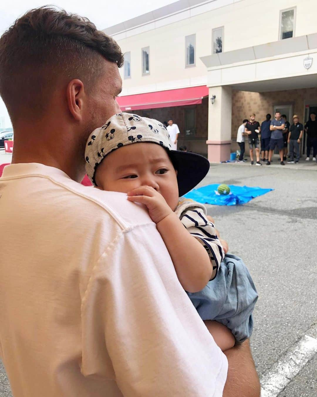 ルーカス・ポドルスキさんのインスタグラム写真 - (ルーカス・ポドルスキInstagram)「Freetime with my little friend ✌🏼👶🏻 #baby #futurechampion #onfleek 💯🥰」9月3日 16時15分 - lukaspodolski