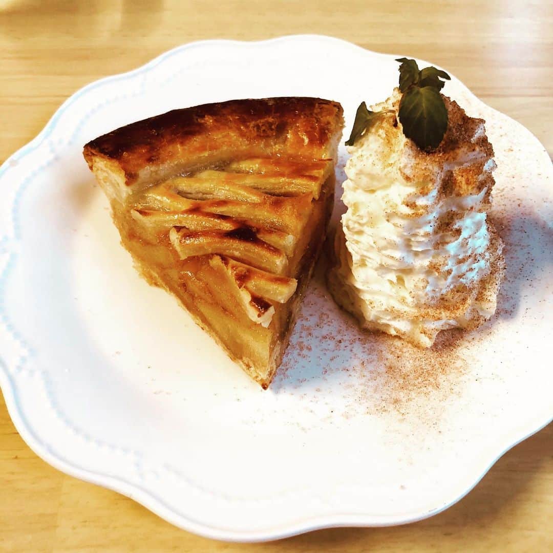 向山毅のインスタグラム：「久しぶりにドラマの「大恋愛」を見てたらアップルパイが食べたくなった👌  美味しい！！！ #大恋愛 #戸田恵梨香 #ムロツヨシ」