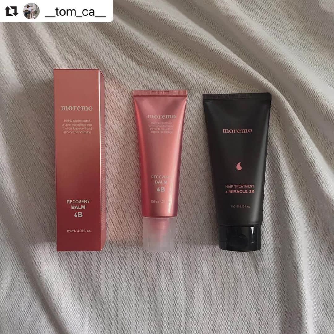 qoo10japanさんのインスタグラム写真 - (qoo10japanInstagram)「. #Repost @__tom_ca__ 様ありがとうございます😊 ・・・ 【Moremo】 ❁⃘Hair treatment miracle 2x ❁Recovery BALM B ................................................... ずーーっとランキング上位にいて気になってたけど、ミジャンセン使ってるしと手を付けづにいたモレモちゃん🍑 もっと早く使えばよかったよ←安定の後悔。 . . 私の髪は癖毛で縮毛矯正してるからパサパサやし、水分なくてまとまりがなく広がりやすい。オマケに剛毛っていう最低な髪質w なのに毎日コテ使うしで本当髪いじめまくってる😂 . だけどサロンでトリートメントするとお金も時間もかかるし。 で、ミジャンセンに行き着いて使ってたんだけどもっといいのないかなーって時にこの子に出会った🍑 . このヘアトリートメント ミラクル×2(茶色の方)は普通のトリートメントと違って1分でも馴染ませればOK👌ってとこもまたよし。 少量でも洗い上がりが髪なくなった！？😳ってくらいサラサラでビックリした🤭 . 熱からも守ってくれるからドライヤーかけた後もするンするんだし、匂いもミントフローラルで爽やか🙆🏻👌✨ . リカバリーバームはコテする前に使ってる！熱から髪を守ってくれる効果が高いよ。 . とりあえずこの2つは完全にリピするの確定🙋‍♀️💕 私は#Qoo10 で1+1で購入🛒 ウォータートリートメントも気になるからまた購入したらレポします🐰 .  #韓国#韓国好き#韓国情報#韓国購入品#最新コスメ#韓国トレンド#韓国行きたい#韓国コスメ#スキンケア#韓国化粧品#コスメ好き#コスメ購入品#コスメレビュー#韓国コスメ大好き#韓国コスメ好き#韓国コスメ好きな人と繋がりたい#moremo#モレモ#ヘアトリートメント#ヘアケア #모레모 #qoo10」9月3日 16時33分 - qoo10.official