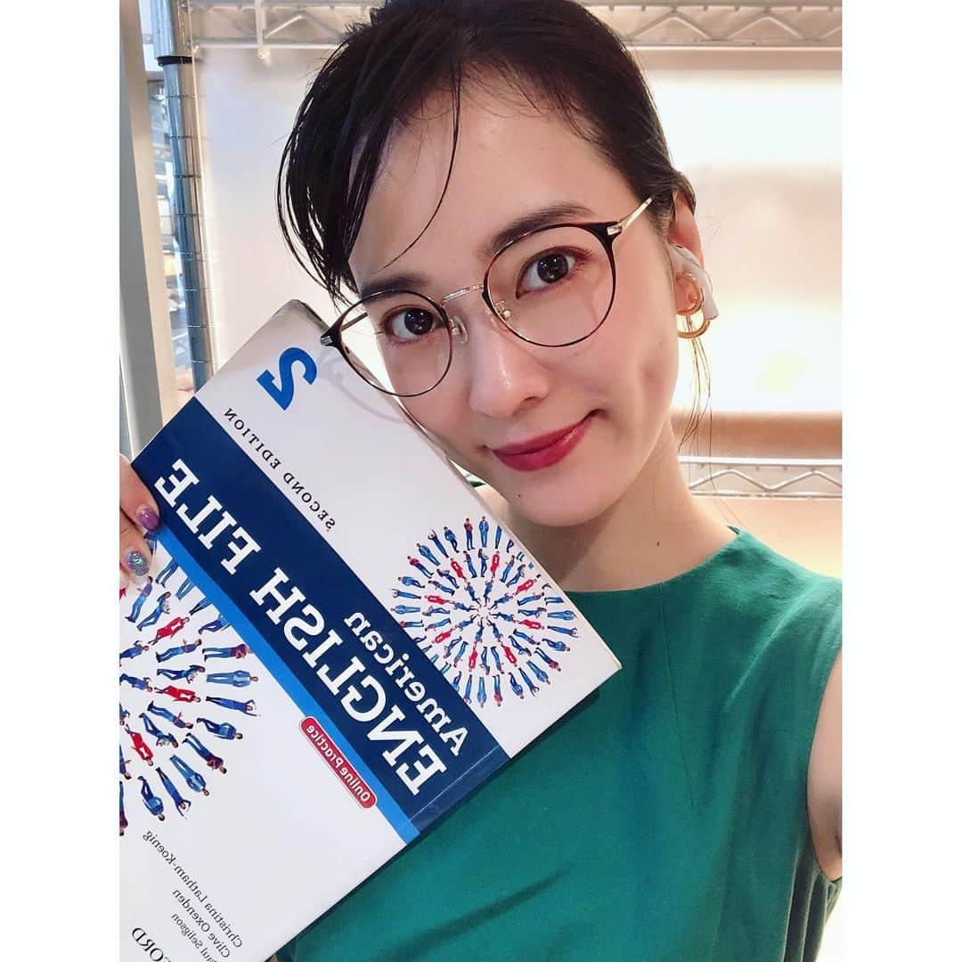 奈津子さんのインスタグラム写真 - (奈津子Instagram)「執筆と英語のレッスン終了☺️このあと18時過ぎから東京FM #スカロケ 生出演&21時過ぎから #なんでも鑑定団  の出張鑑定で岩手県へ、新コーナーで香川県へ飛んでますので(我ながら飛び回ってる感🌏)どちらもぜひチェックしてね〜🌸 ・ #家電 #家電好き #家電女優 #奈津子 #メガネ #メガネ女子 #英会話 #えくぼ大爆発」9月3日 16時33分 - natsuko_kaden