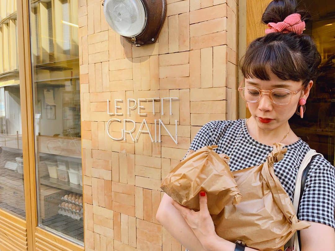 山野ゆりのインスタグラム：「首から上のピンク率🎀今日は昼過ぎに撮影が終わってお家で色んなパンの事考えています🥐🍞🥖今年も残り4ヶ月、後悔しない様に全力でパン食べる♡🍞 #🍞 #🥖 #🥐 #paris #lepetitgrain #ピンク #パリ #パン #今日もお疲れ様でした」